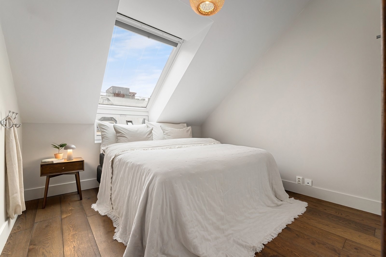 Leiligheten har to gode soverom med plass til dobbeltseng og garderobe Galleribilde