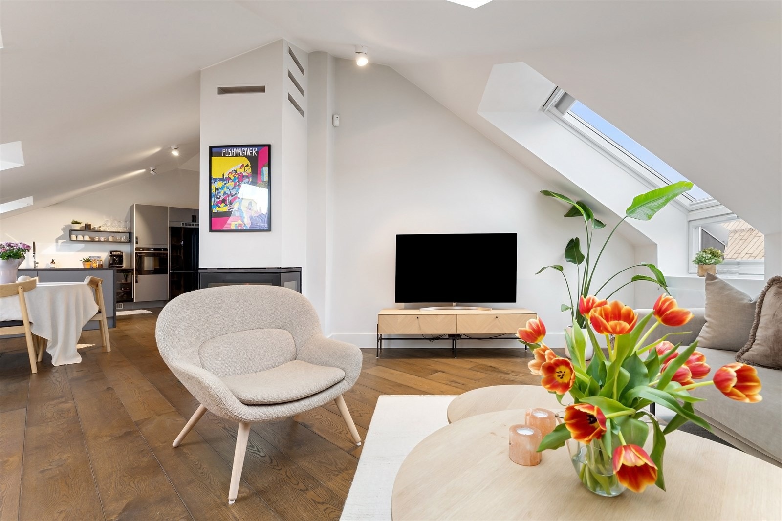 Stor stue med naturlige soner gjør leiligheten lett å møblere Galleribilde