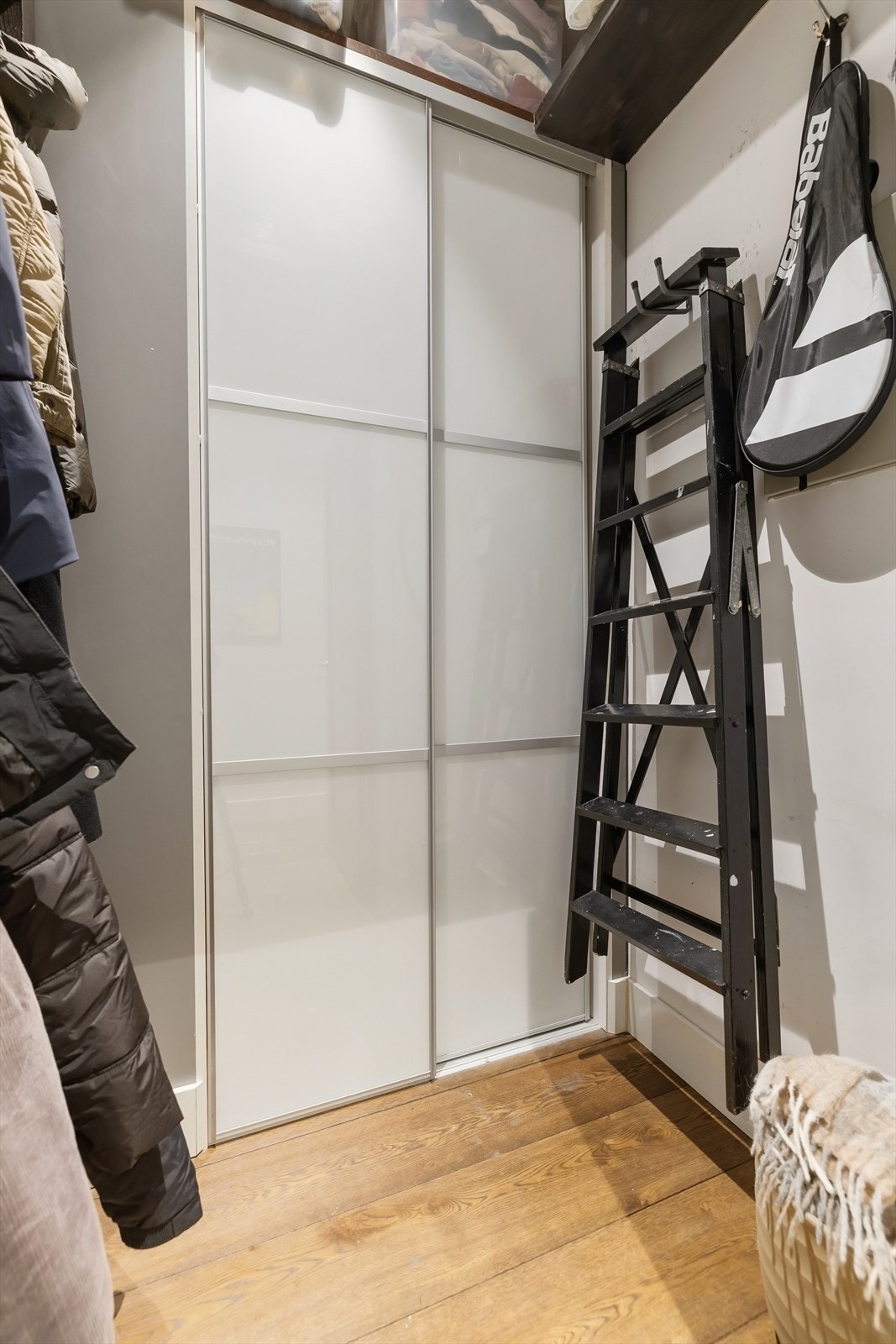 Praktisk omkledningsrom i entré Galleribilde