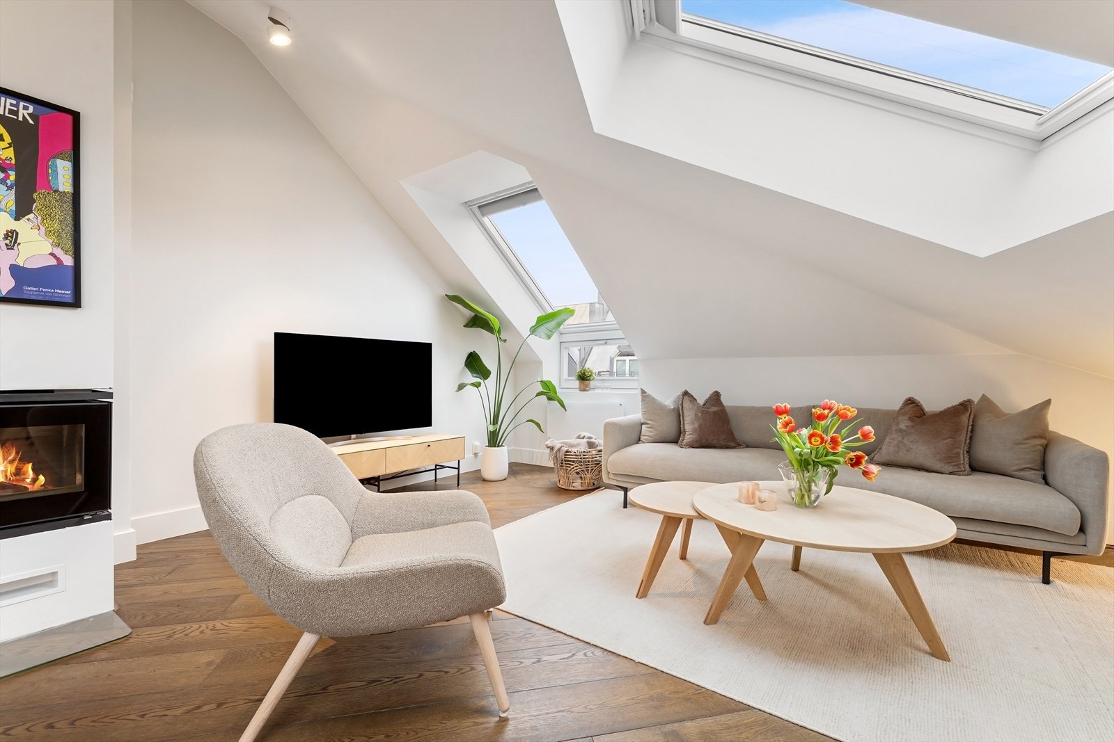 Hyggelig peis i stuen (se punkt sameiet i salgsoppgave for info om oppgraderingsbehov) Galleribilde