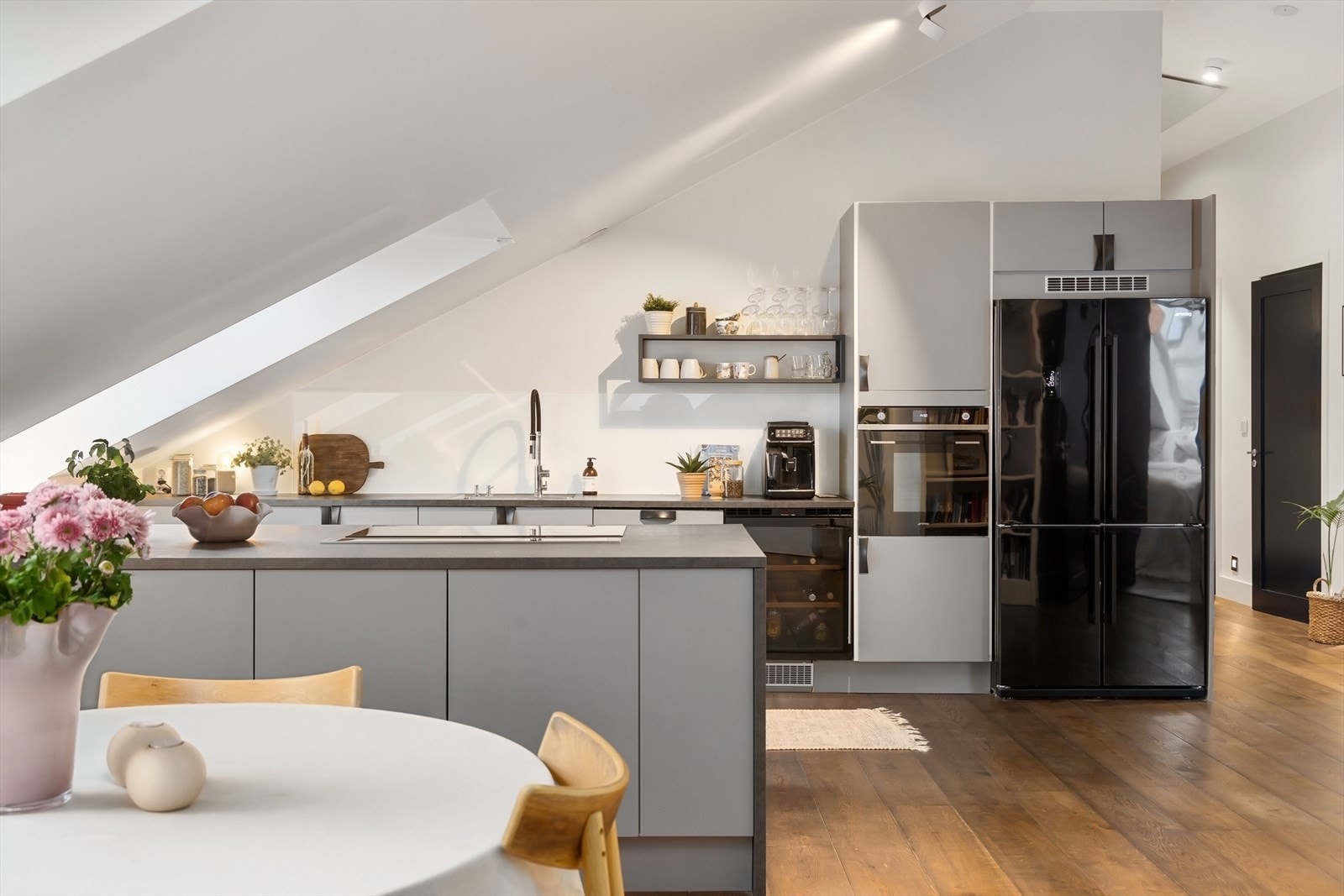 Åpent kjøkken med øy Galleribilde