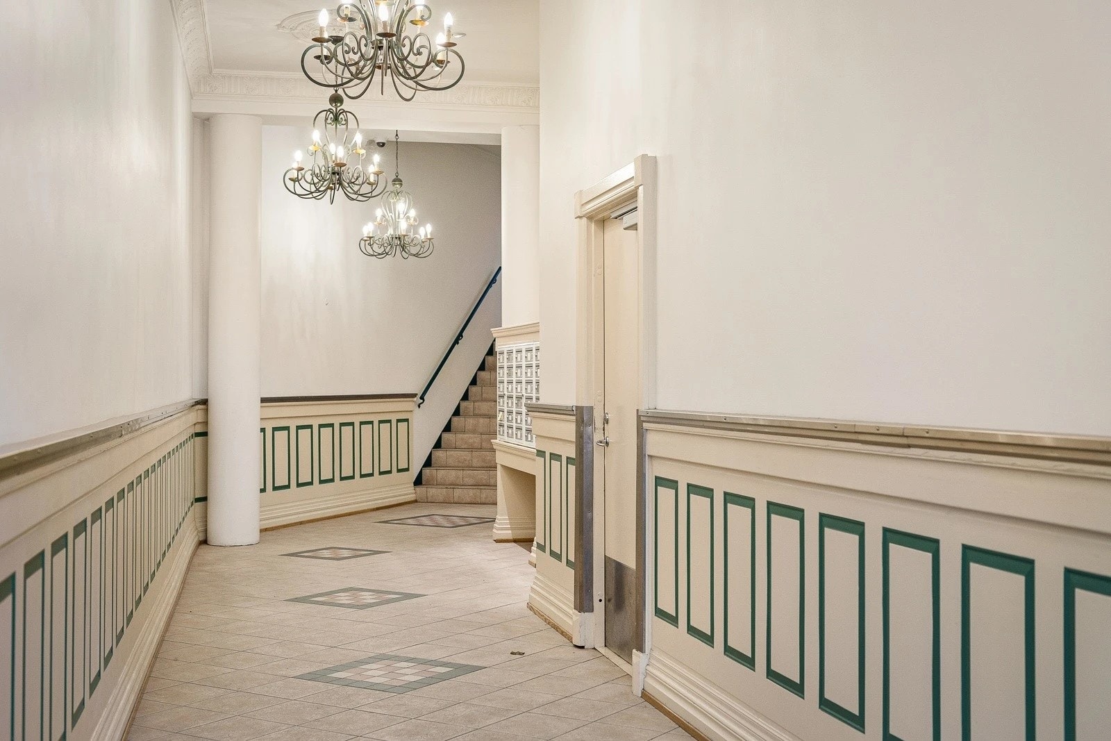 Herskapelig trappeoppgang med flotte klassiske detaljer Galleribilde