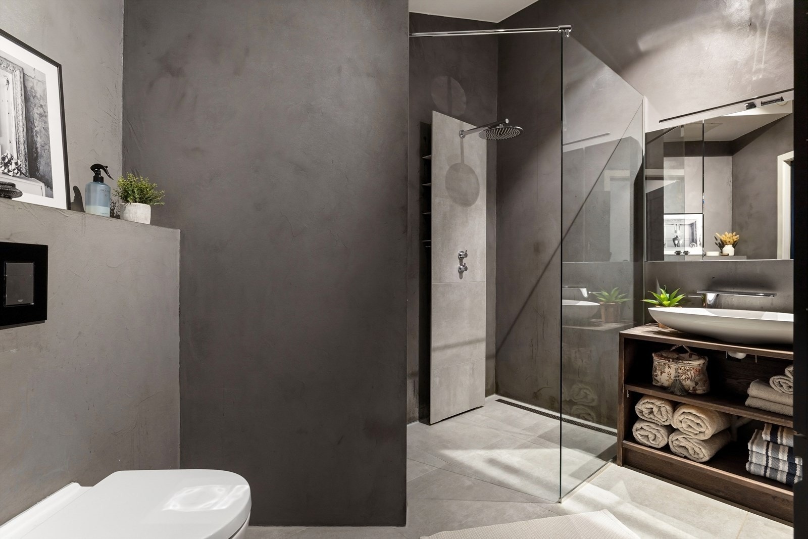 Flislagt gulv ned gulvvarme og mikrosement på vegger Galleribilde