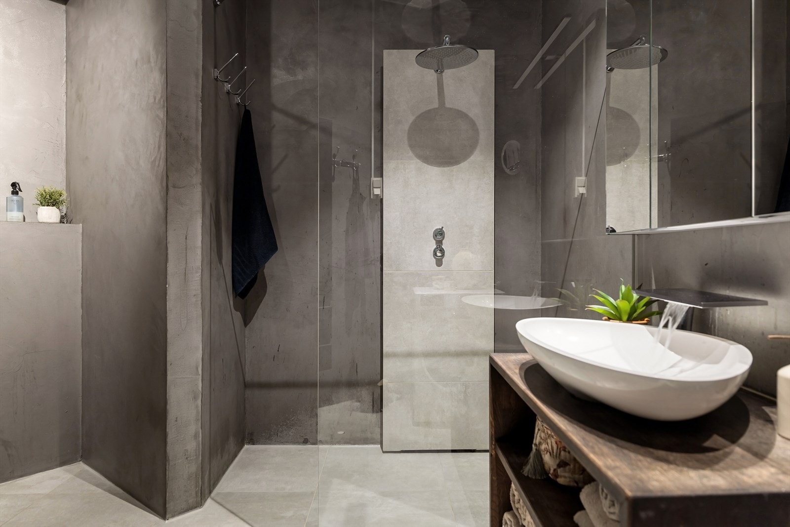 Badet har en stor dusjnisje med regnfallsdusj og opplegg for vaskemaskin Galleribilde