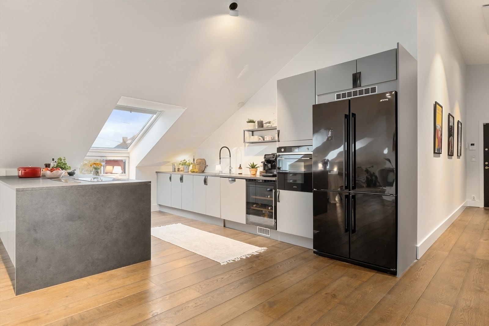 Et velutstyrt kjøkken med hvitevarer og innredning av høy kvalitet Galleribilde