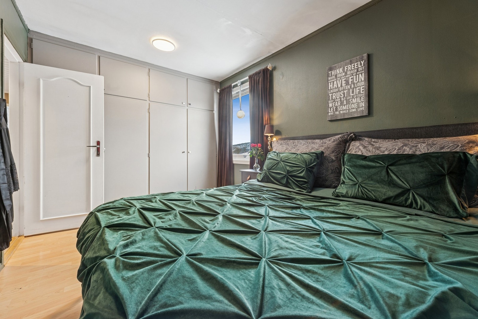 Rommet fremstår lunt og funksjonelt med gode bruksmuligheter. Galleribilde