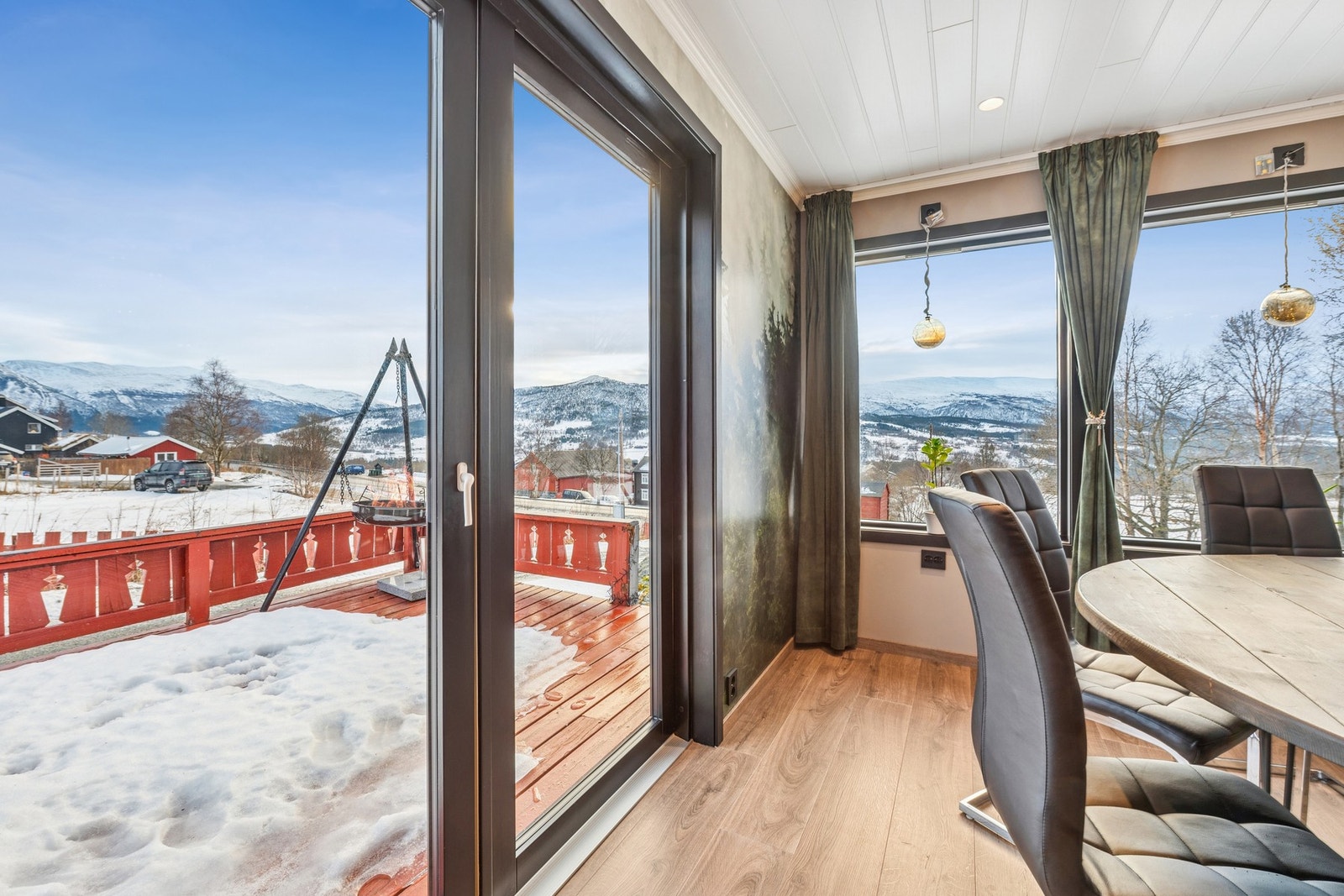 Fra stuen er det utgang til en romslig terrasse på 20 m², fungerer som en naturlig forlengelse av stuen. Galleribilde