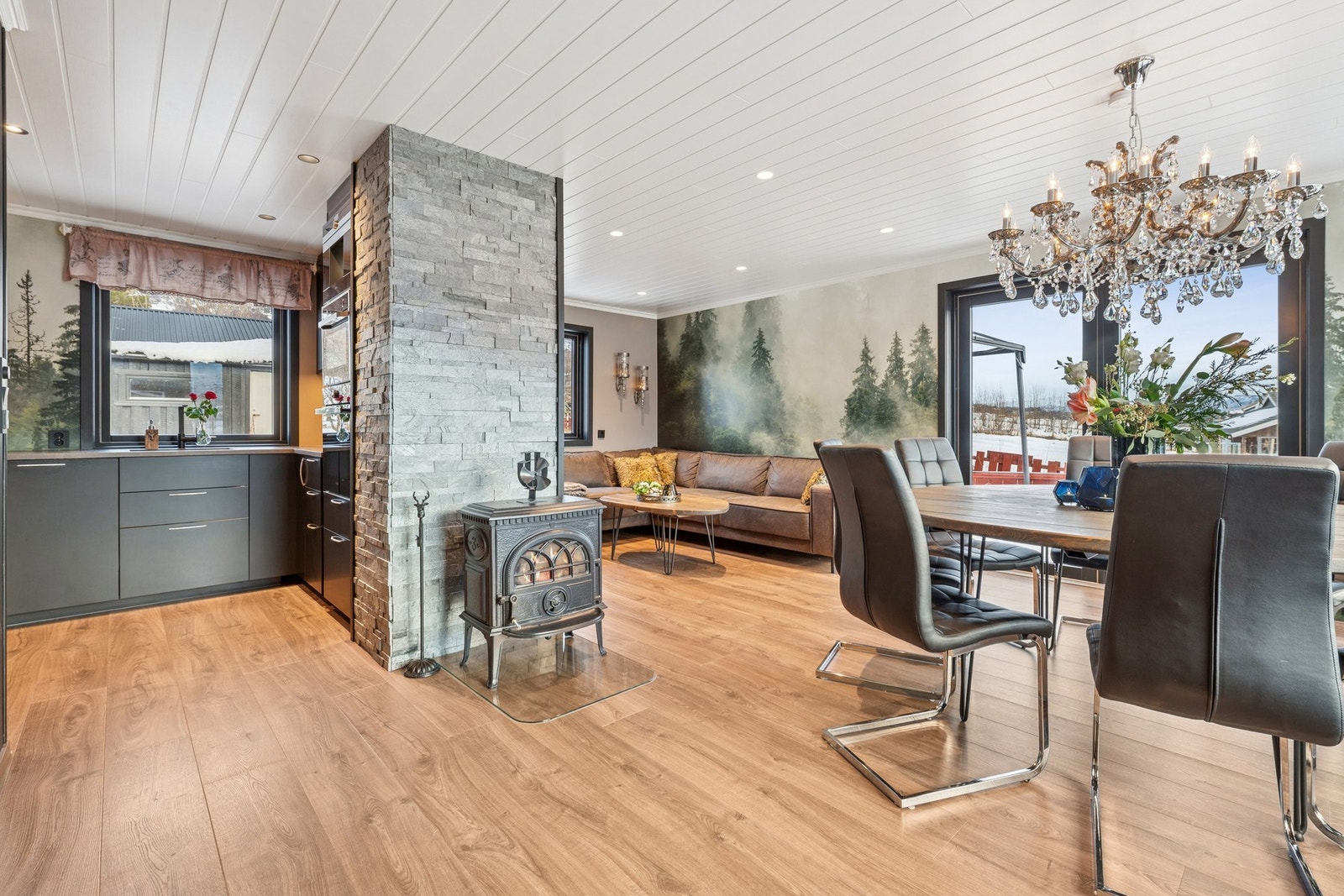 Boligen er opprinnelig oppført i 1965 og går over to etasjer samt kaldtloft, med totalt bruksareal (BRA-i) på 151 m². Galleribilde