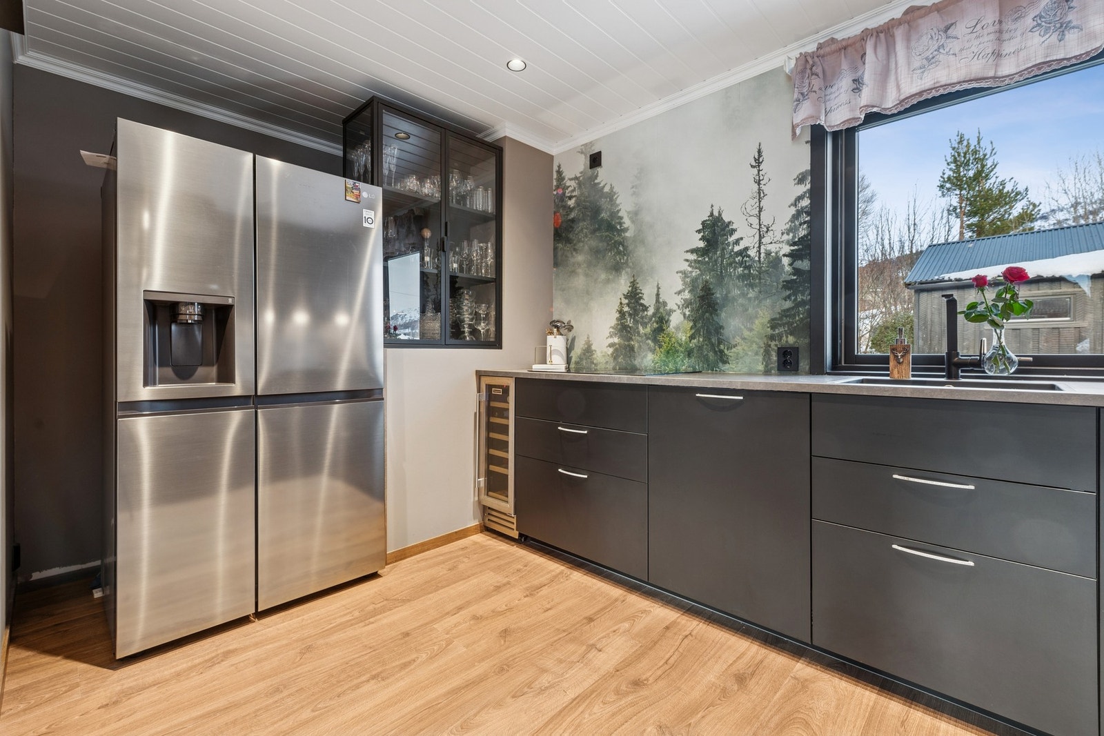 Kjøkkenet er et moderne og påkostet IKEA-kjøkken fra 2024, med glatte fronter og laminat benkeplate. Nye vann- og avløpsrør samt Watergard på kjøkken (2024), som gir trygghet og moderne standard. Galleribilde