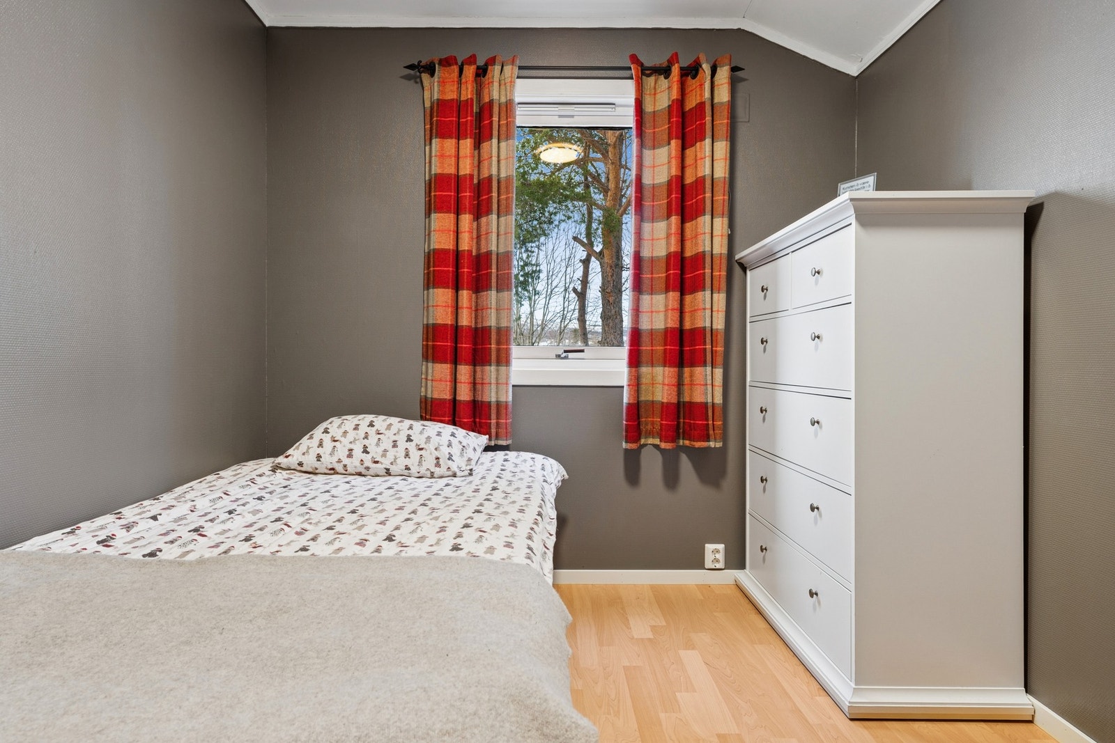 Soverom 3 er på ca. 7,5 m² og har god plass til seng og enkel møblering. Galleribilde