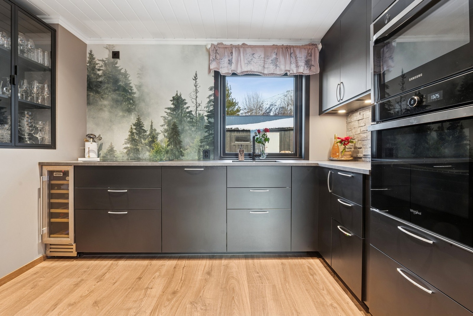 Det er integrerte hvitevarer bestående av stekeovn, platetopp med innebygd ventilator, oppvaskmaskin, vinskap og kaffemaskin. Galleribilde