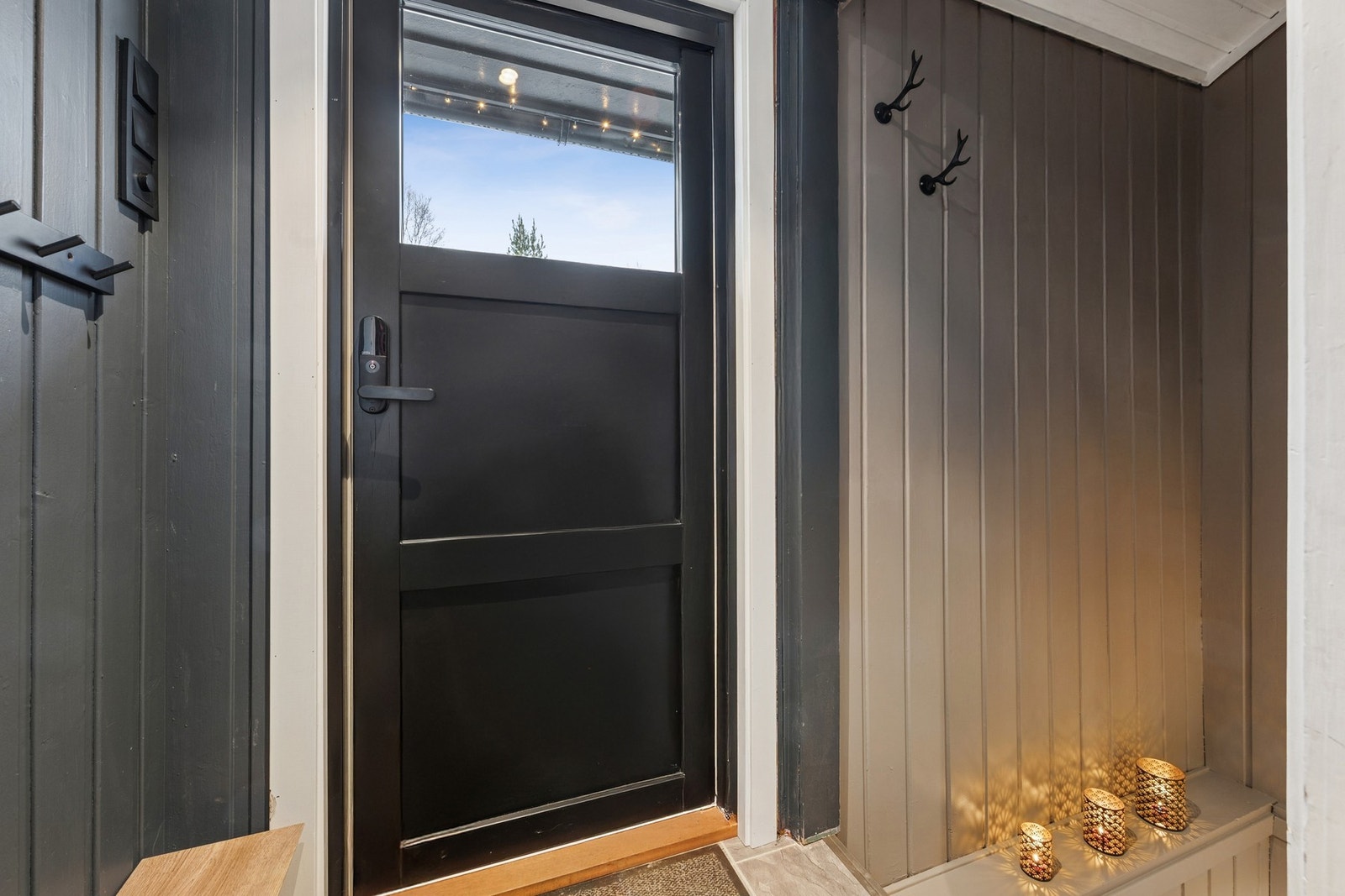 Moderne entrédør med glassfelt og elektrisk kodelås, som kombinerer stil og enkel adkomst. Galleribilde