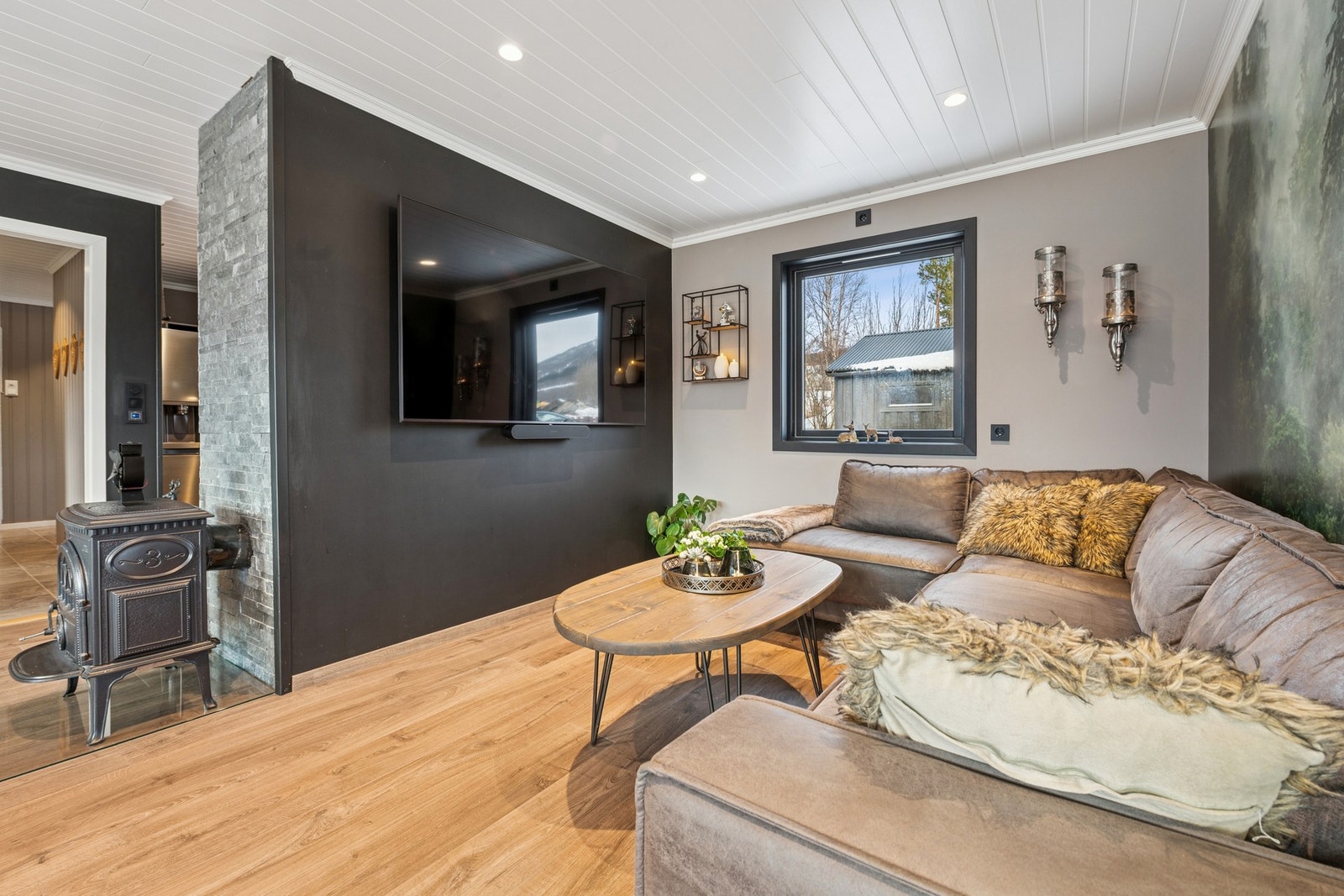 1. etasje består av entré, gang, bad, tre soverom, kjøkken og stue. Galleribilde