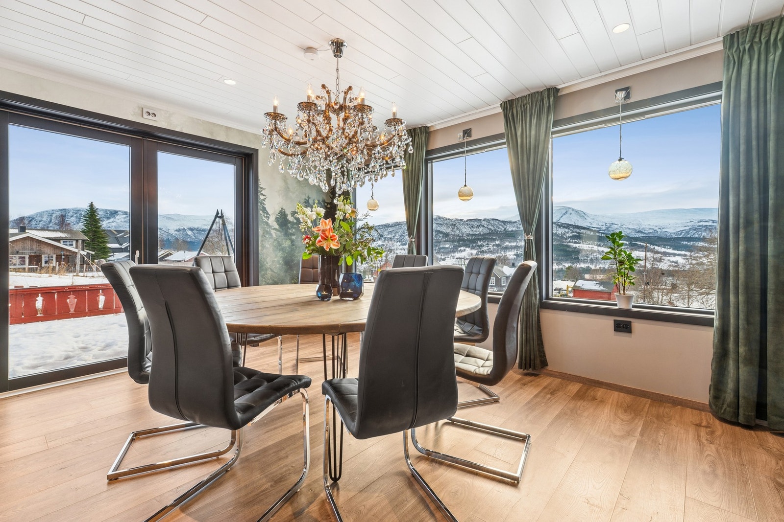 Lys og luftig stue med flott utsikt mot sør og solrike forhold. Galleribilde