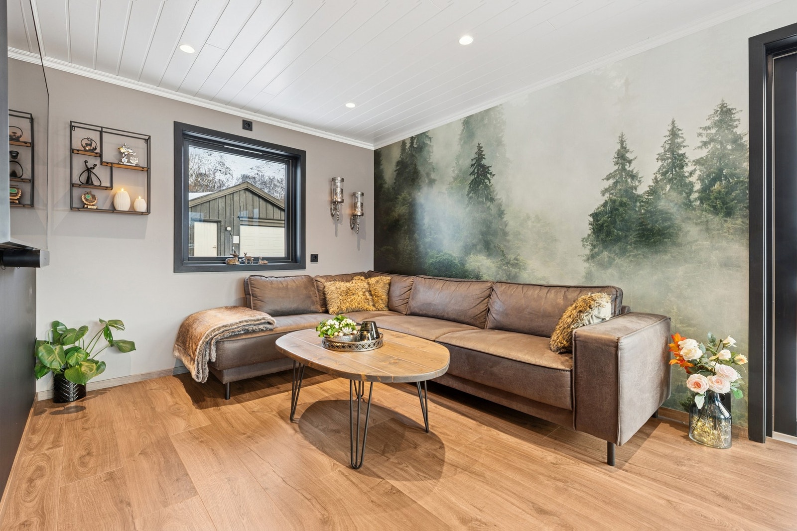 Gulvvarme i stue, spisestue og kjøkken gir ekstra komfort og lun atmosfære. Galleribilde