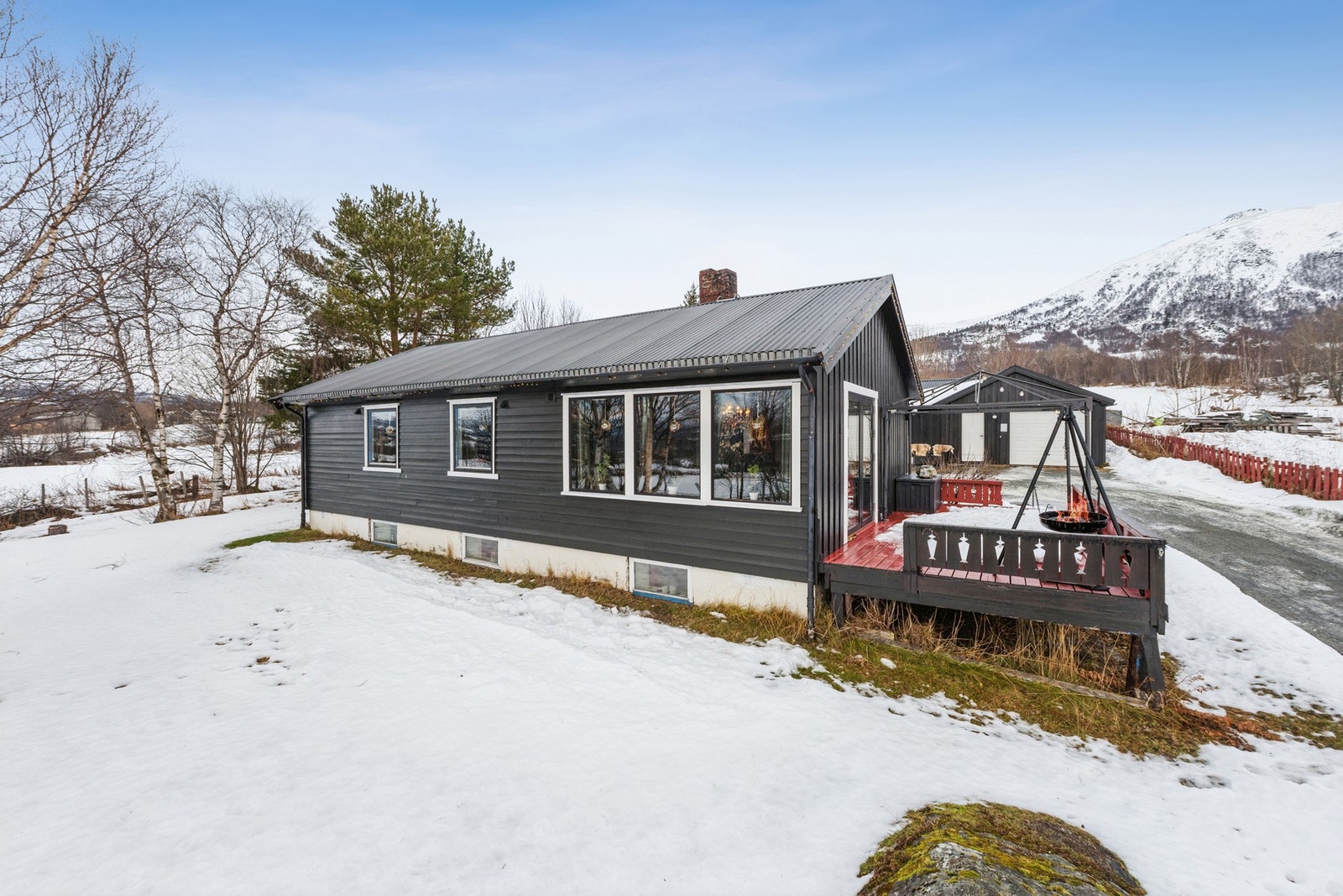 Eiendommen byr på romslige oppholdsarealer, gjennomførte oppgraderinger de senere årene og en stor tomt med svært gode uteoppholds- og bruksarealer. Galleribilde