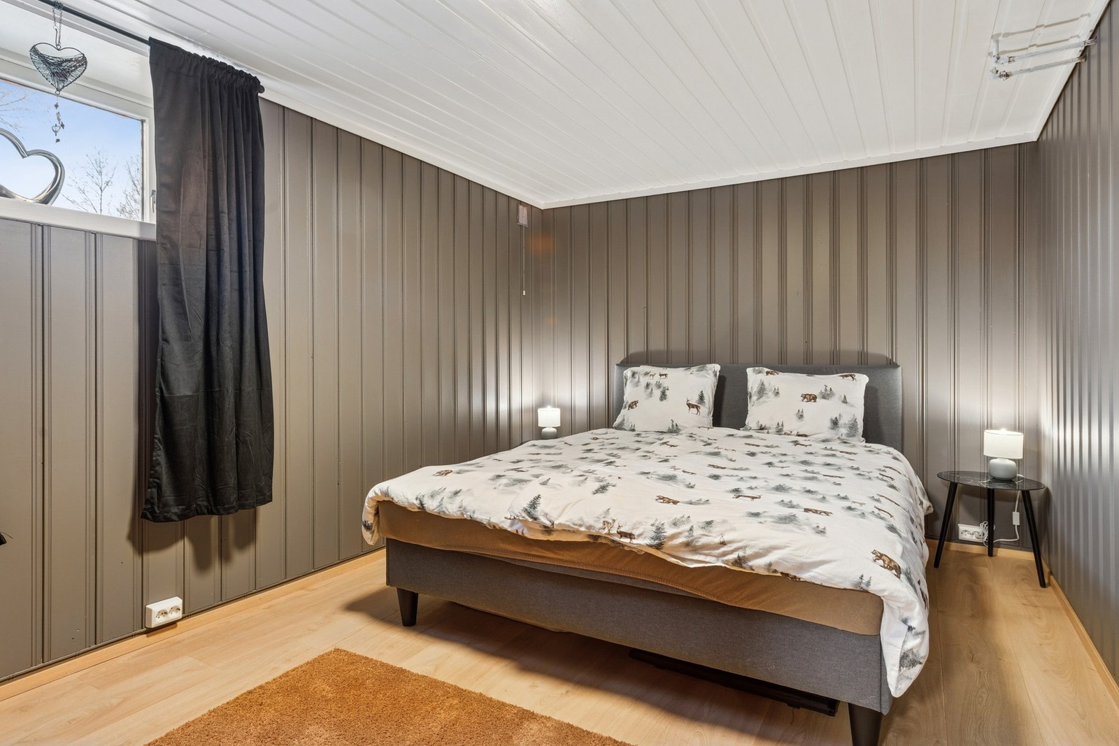 Soverom 4 i kjelleretasjen er på ca. 10,5 m² og har gode innrednings- og møbleringsmuligheter. Galleribilde