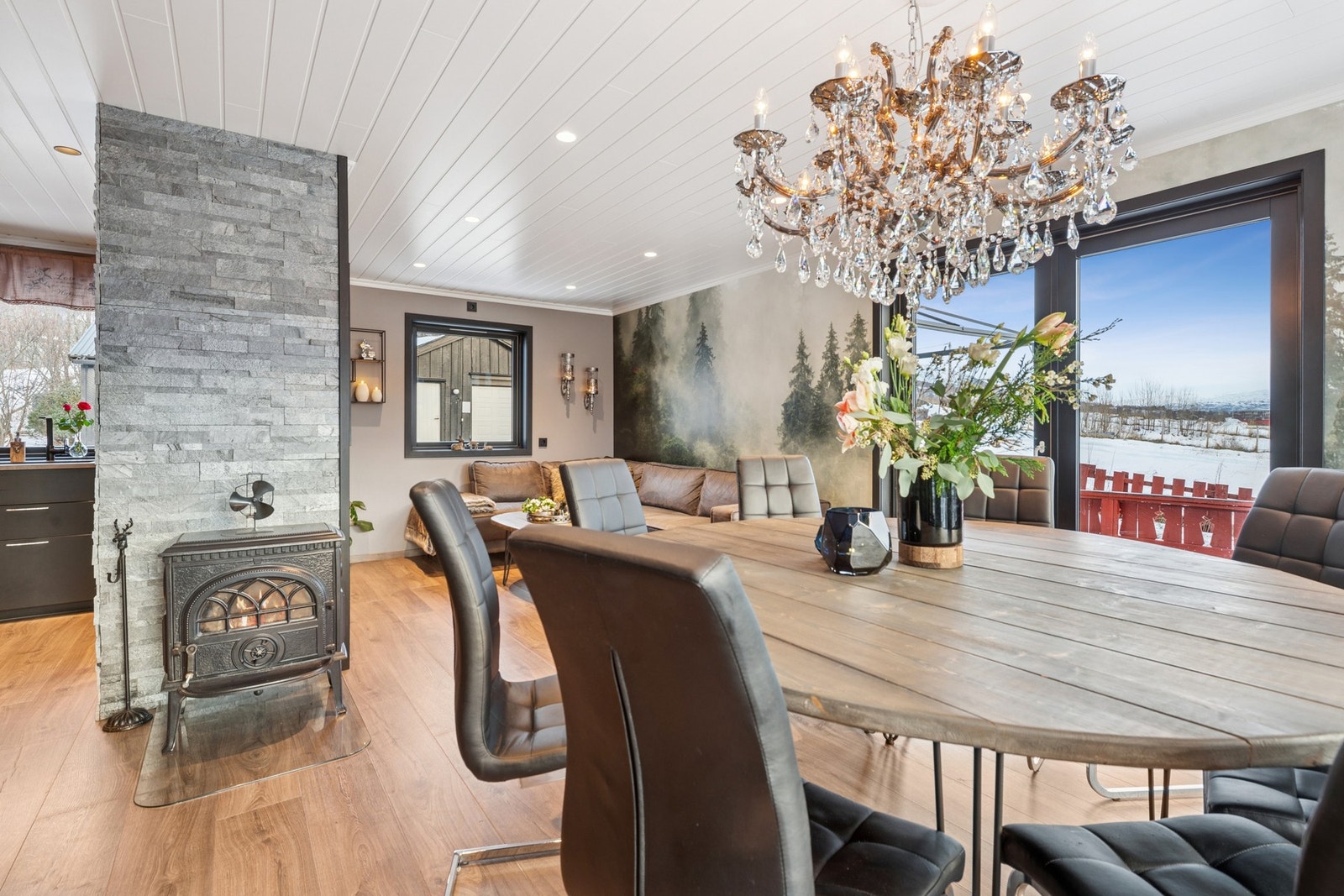 Stuen er naturlig inndelt i ulike brukssoner, og det passer utmerket å innrede med spisebord utenfor kjøkkenet. Galleribilde