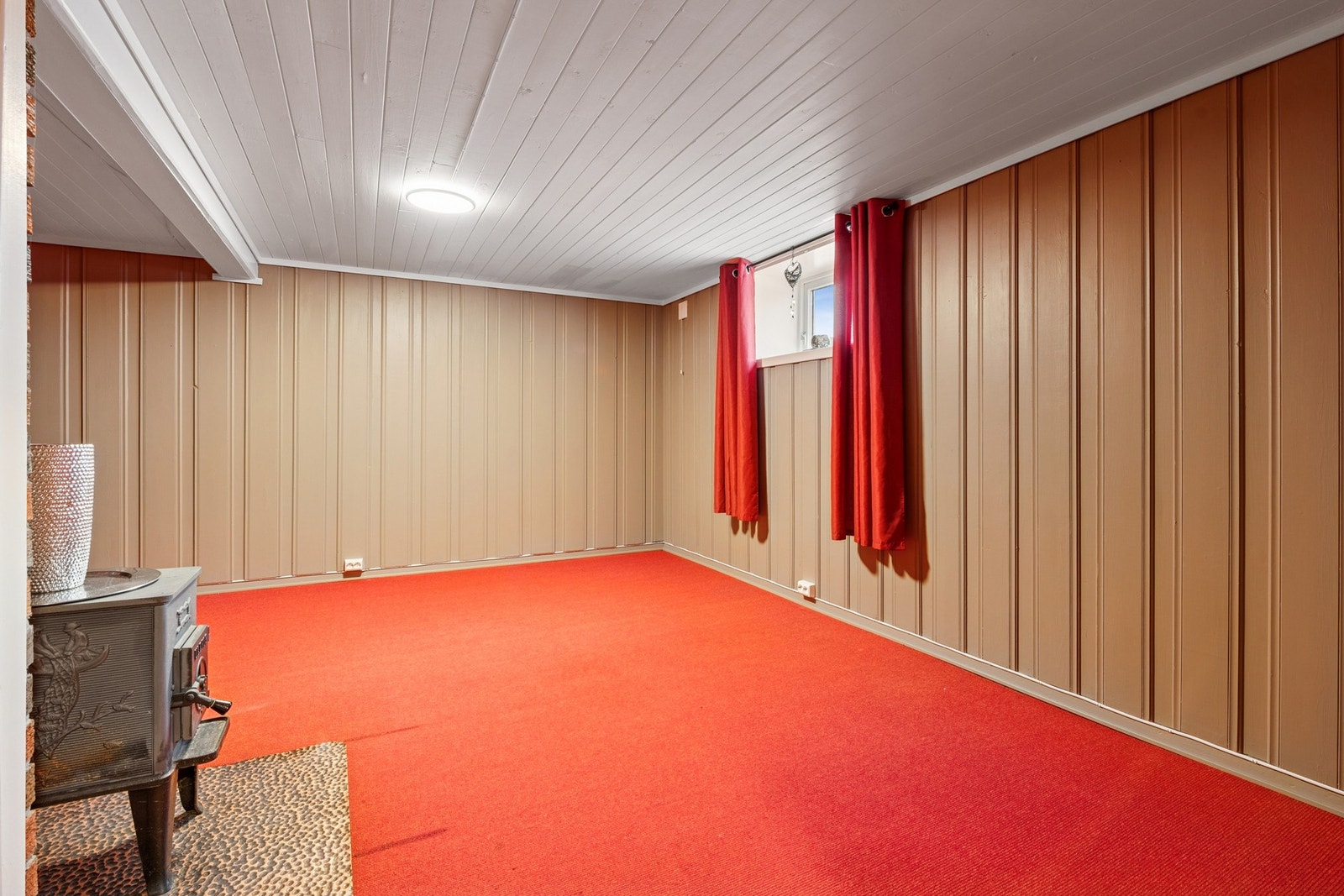 Rommet gir god plass til ulike soner og egner seg svært godt som TV-stue, hobbyrom eller lekerom. Galleribilde