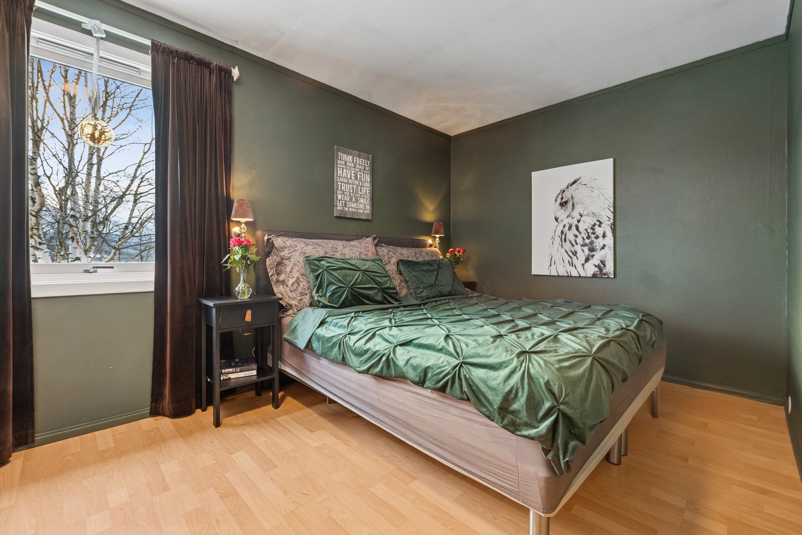 Soverom 1 er på ca. 12 m² og har god plass til seng, garderobeløsning og øvrig møblement. Galleribilde