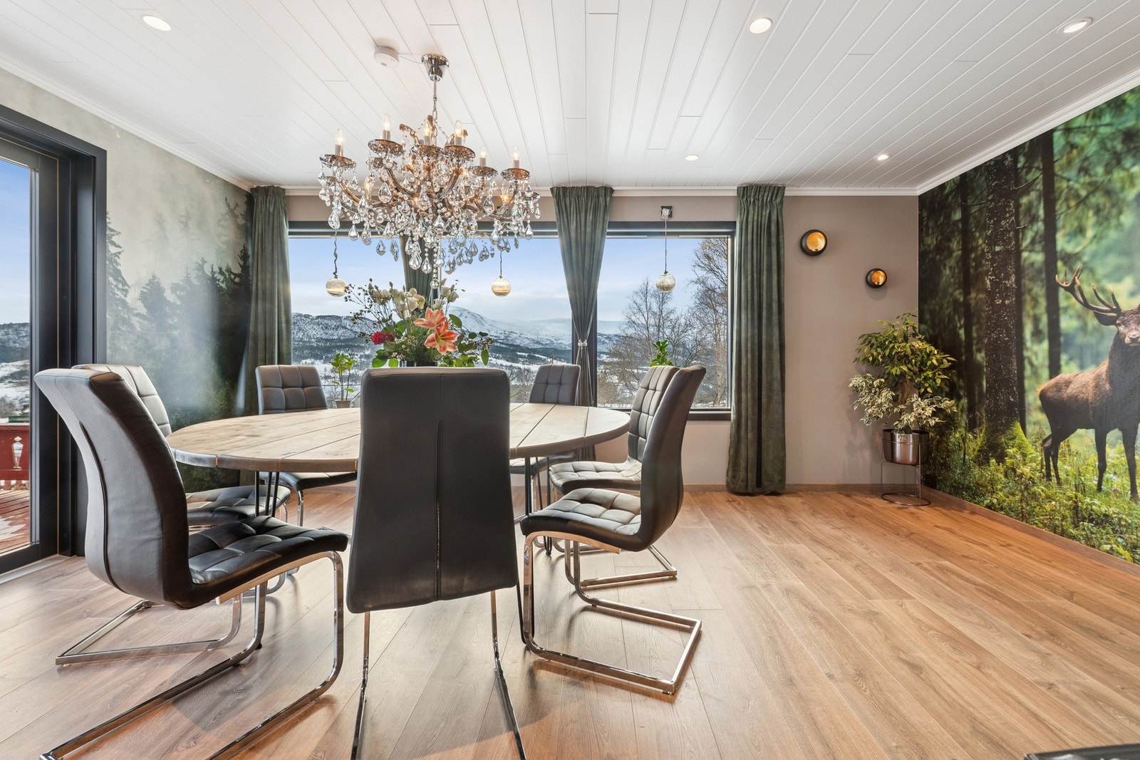 Stue og spisestue fremstår som lyse og romslige oppholdsrom med gode møbleringsmuligheter, peisovn og utgang til terrasse. Galleribilde