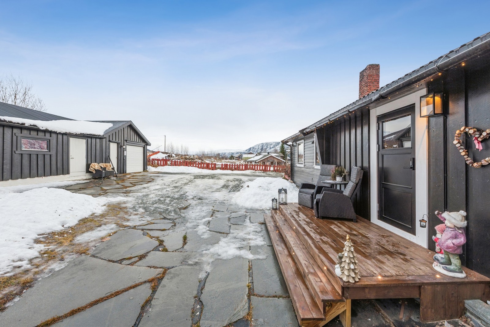 Stor, eiet tomt på ca. 1 748 m², pent opparbeidet med plenarealer, grus og variert beplantning, samt skiferbelagt gårdsplass. Hus- og garasjefasade malt i 2024, som gir et friskt og velstelt utseende. Galleribilde
