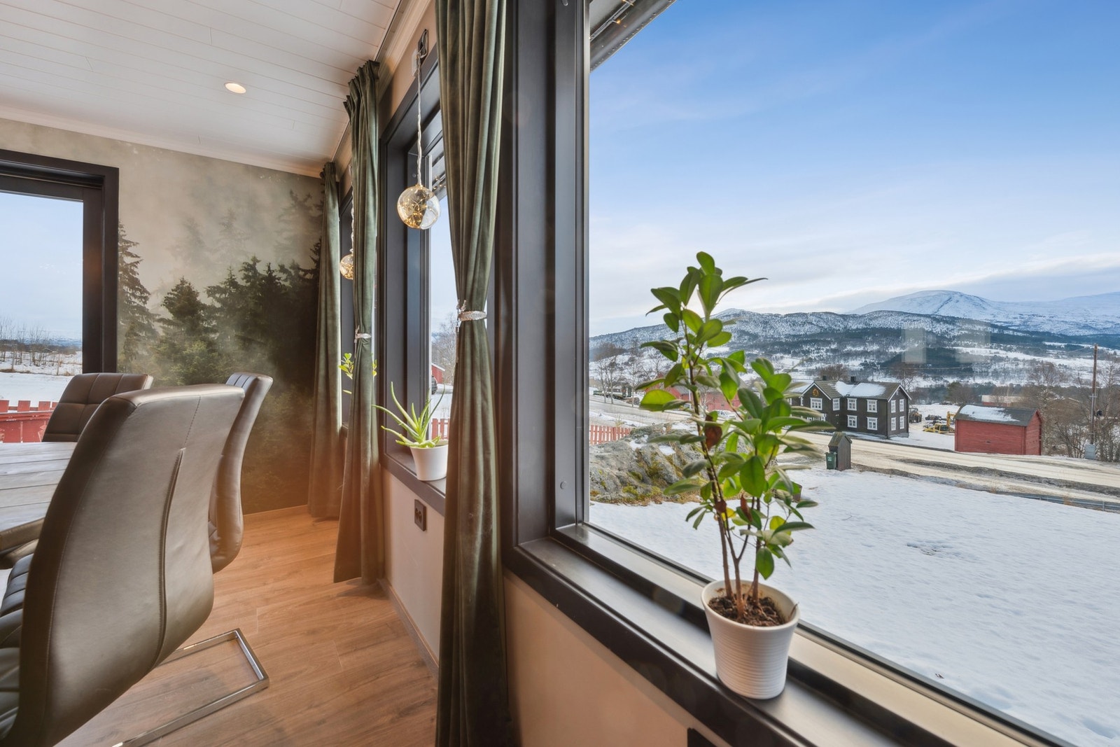 Nye vinduer i stue, spisestue og kjøkken, samt ny verandadør. Yttervegger og tak i kjøkken, spisestue, stue og nytt soverom er etterisolert med 5 cm for bedre komfort og energieffektivitet. Galleribilde