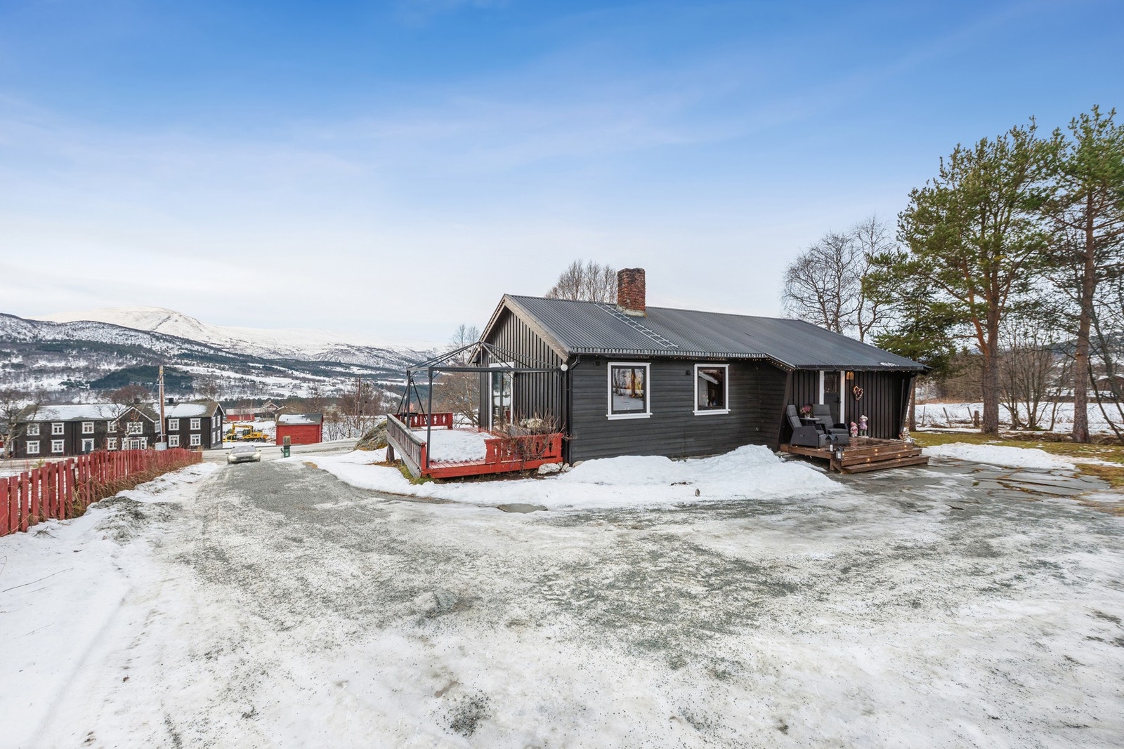 Stor gruslagt gårdsplass gir rikelig med biloppstillingsplasser. Galleribilde