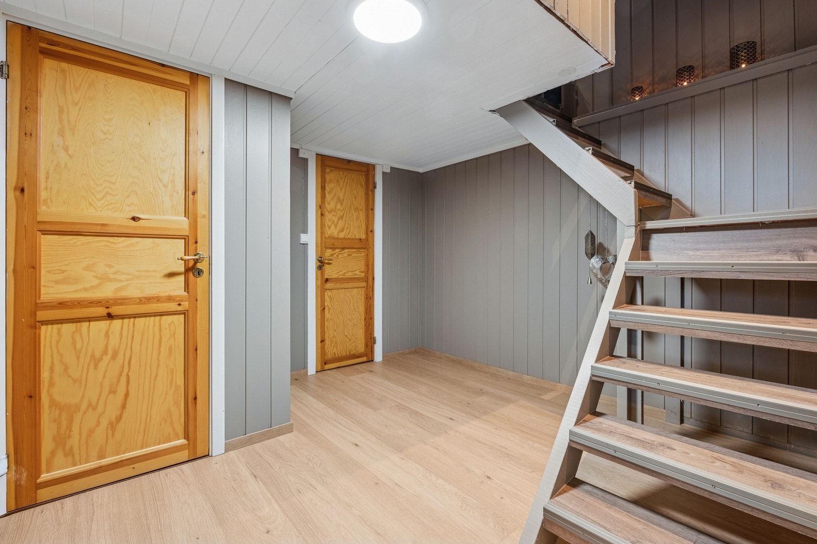 Kjelleretasjen består av gang, bad, bod, teknisk rom/bod, soverom og en koselig kjellerstue med peisovn. Galleribilde