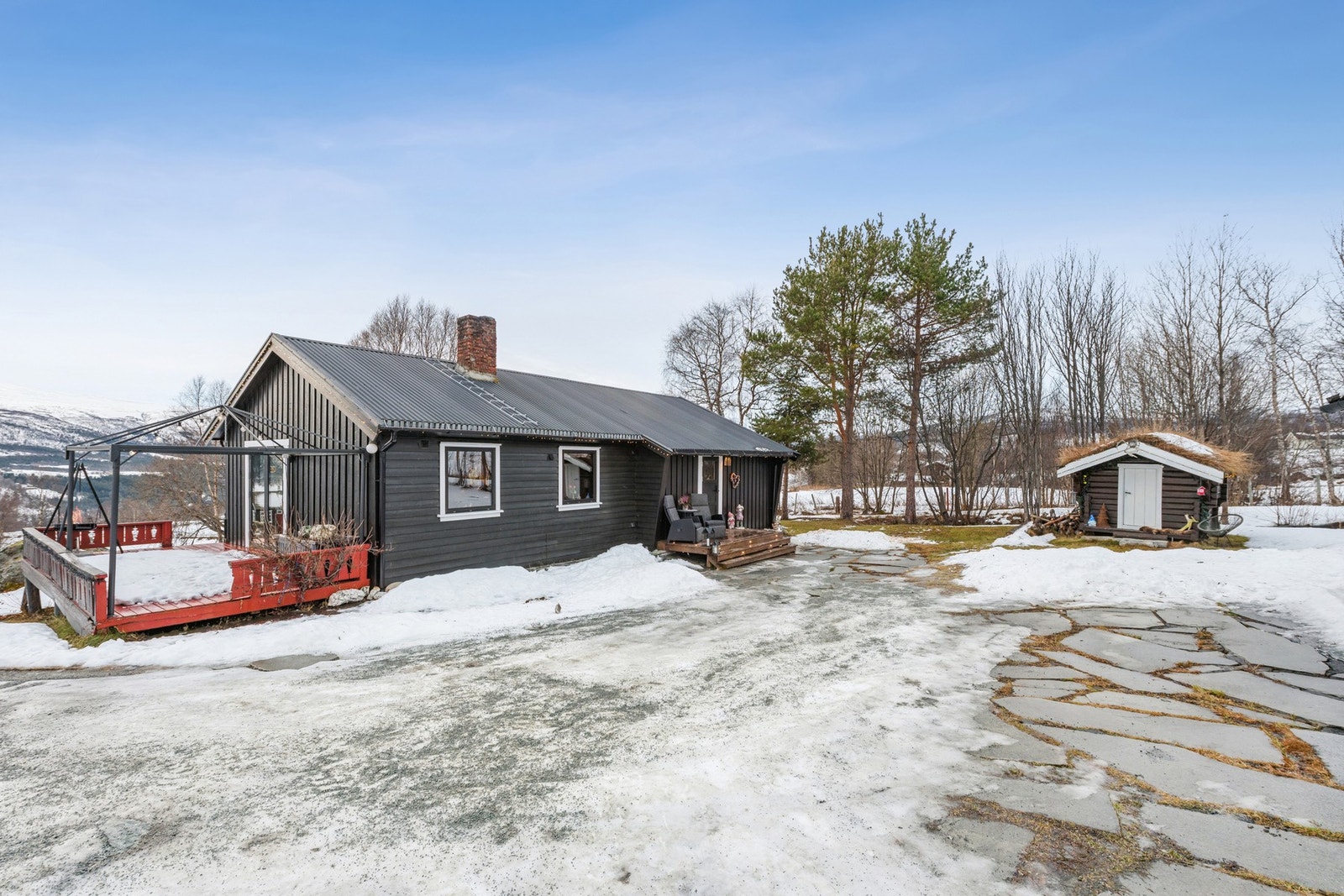 Tomten byr på gode uteoppholdsarealer med god boltreplass for både barn og voksne, samt flotte muligheter for videre tilpasning etter behov og ønsker. Galleribilde