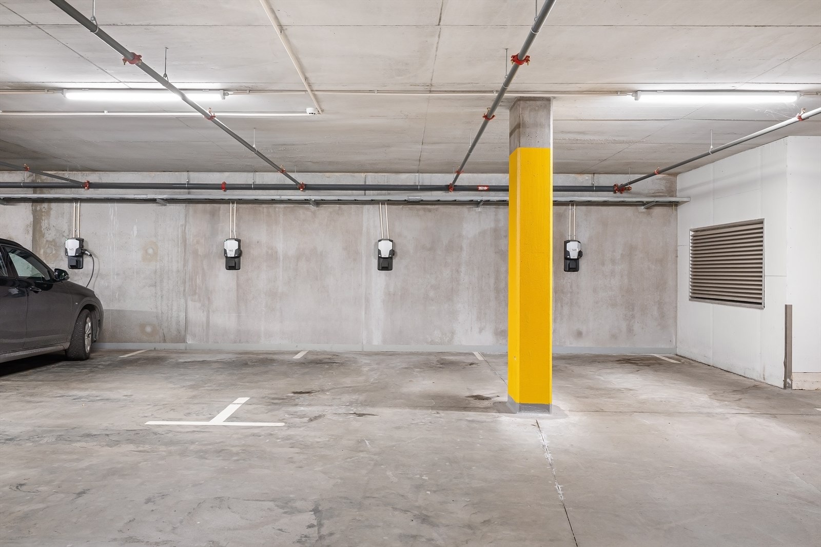 Fin garasjeplass med El-billader i kjeller Galleribilde