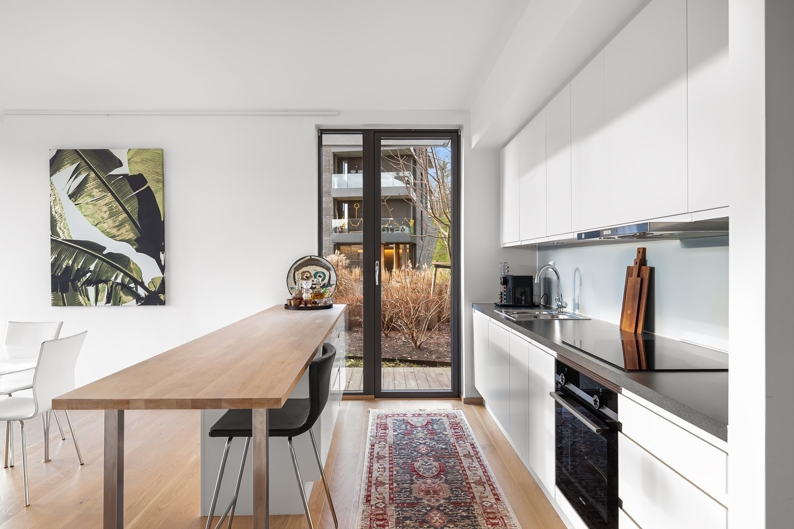 God skap-/benkeplass og integrerte hvitevarer. Utgang til markterrassen Galleribilde