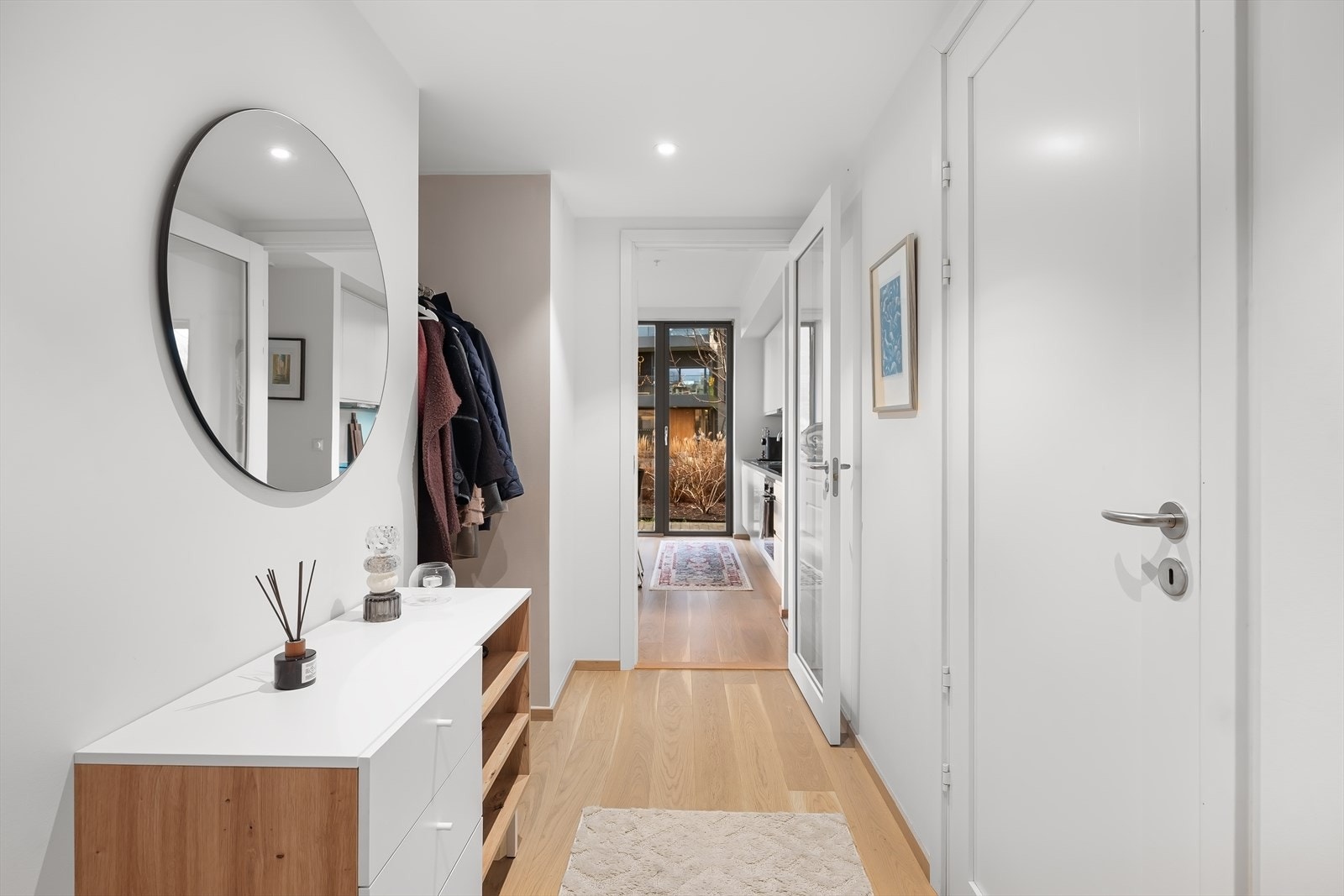 Hyggelig entré med downlights i tak. Gulvarme i alle oppholdsrom Galleribilde