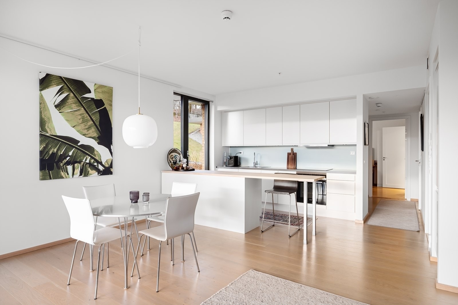 Åpen kjøkkenløsning med god skap-/benkeplass Galleribilde