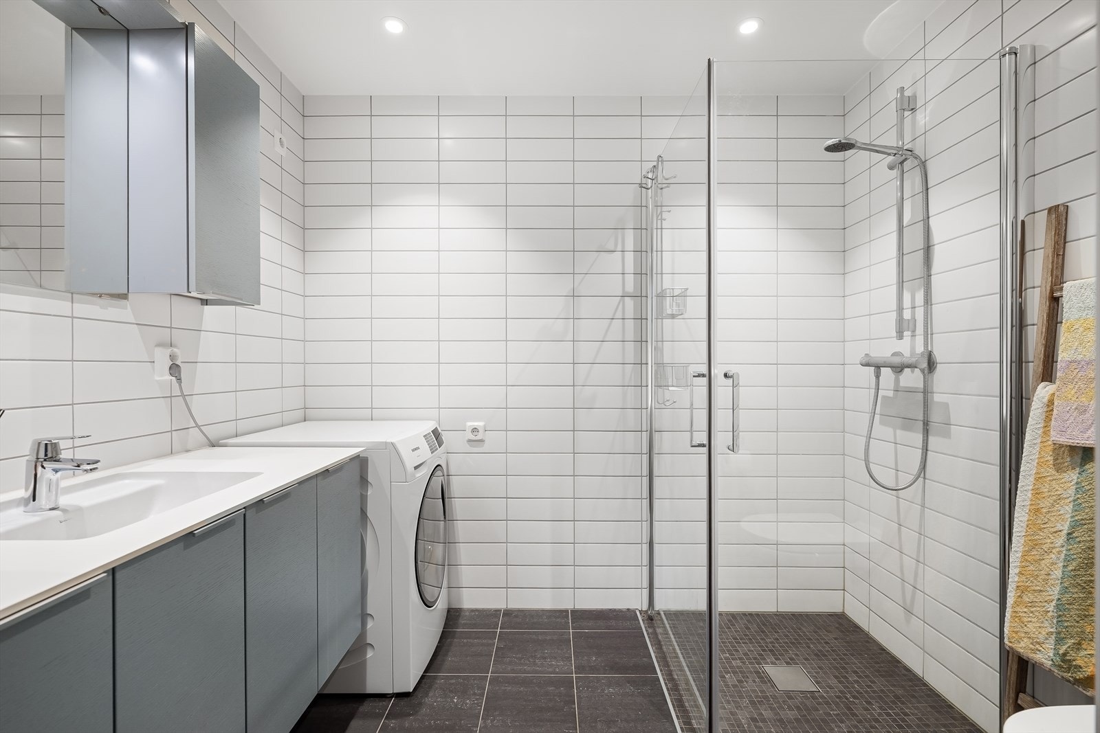 Moderne bad som er tilknyttet hovedsoverommet. Galleribilde