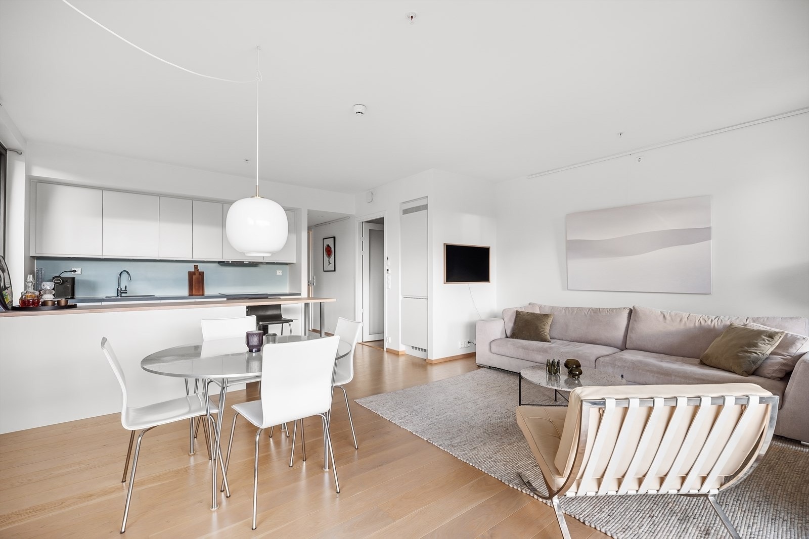 Fra stuen med praktisk kjøkkenøy Galleribilde