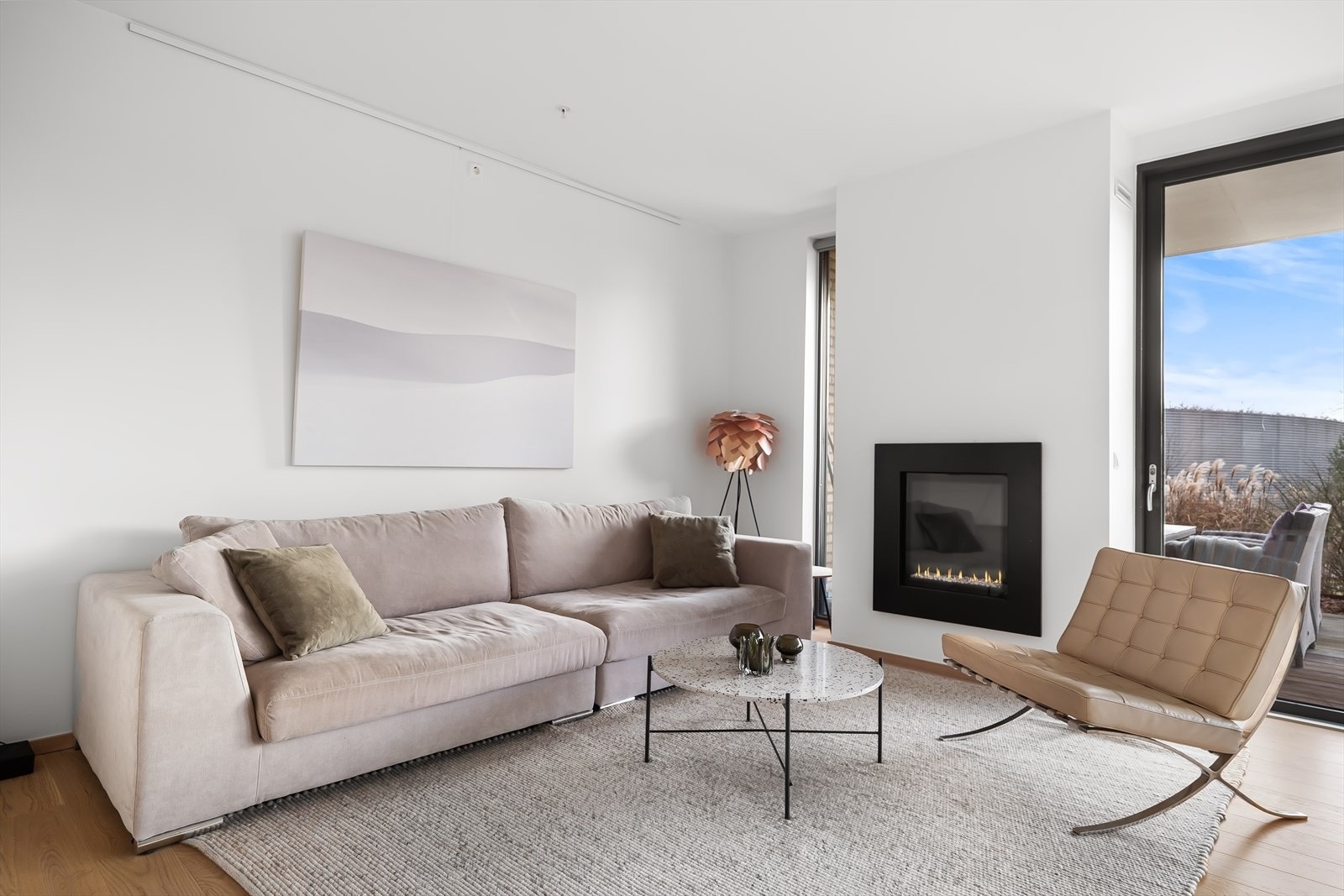 God plass til sittegruppe i nærheten av gasspeisen Galleribilde