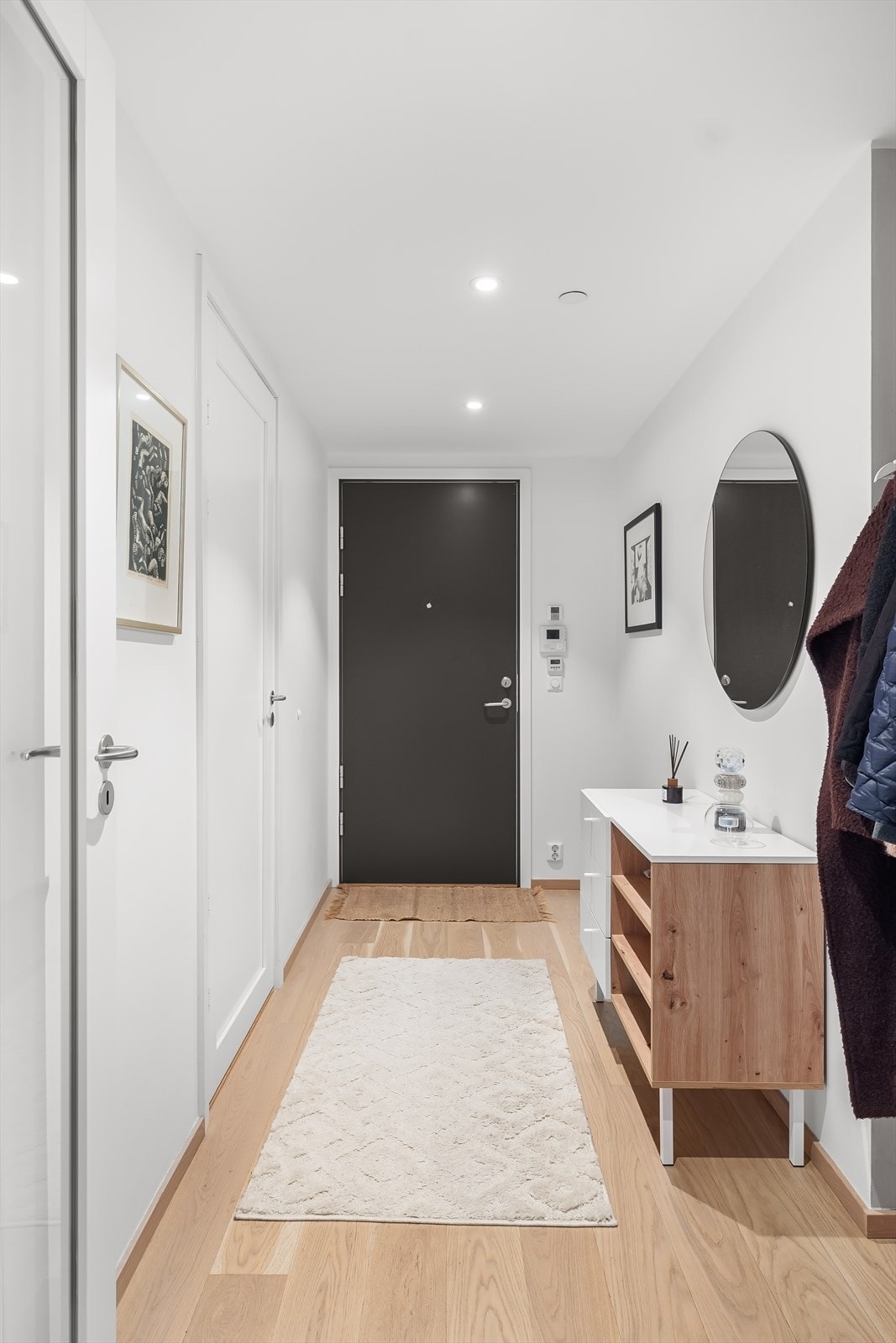 Fra entréen med tilknyttet praktisk bod/garderobe. Galleribilde