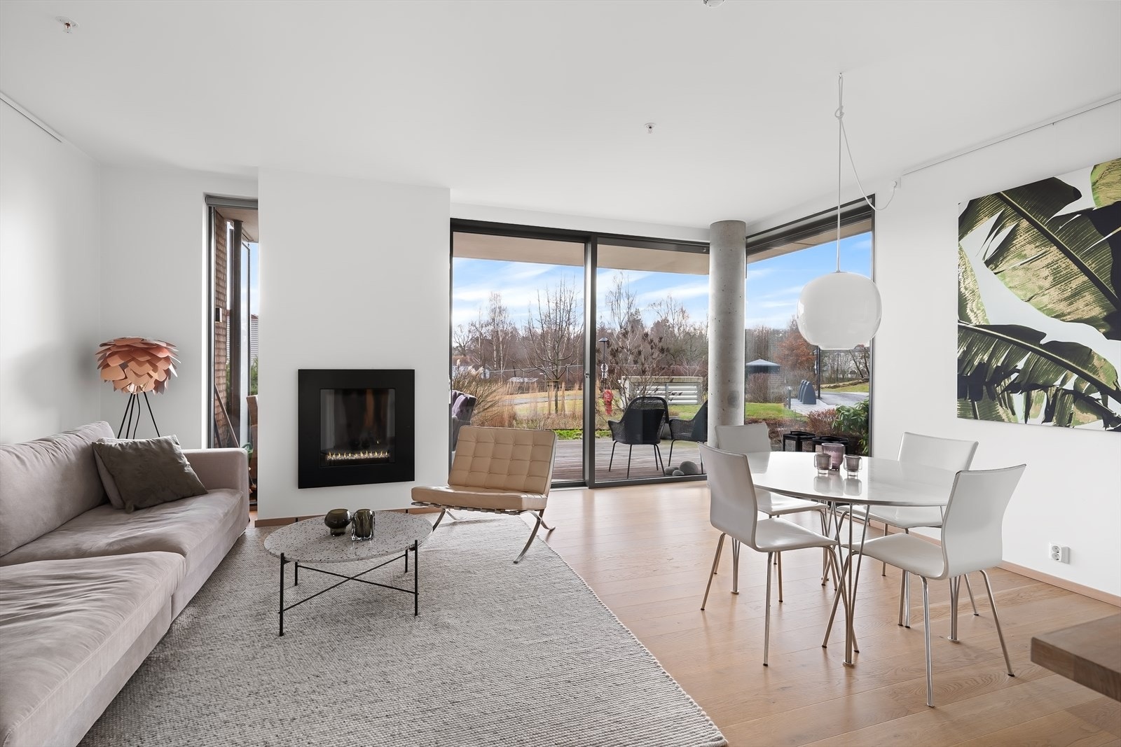 Lys og luftig stue med 2 utganger til markterrassen Galleribilde