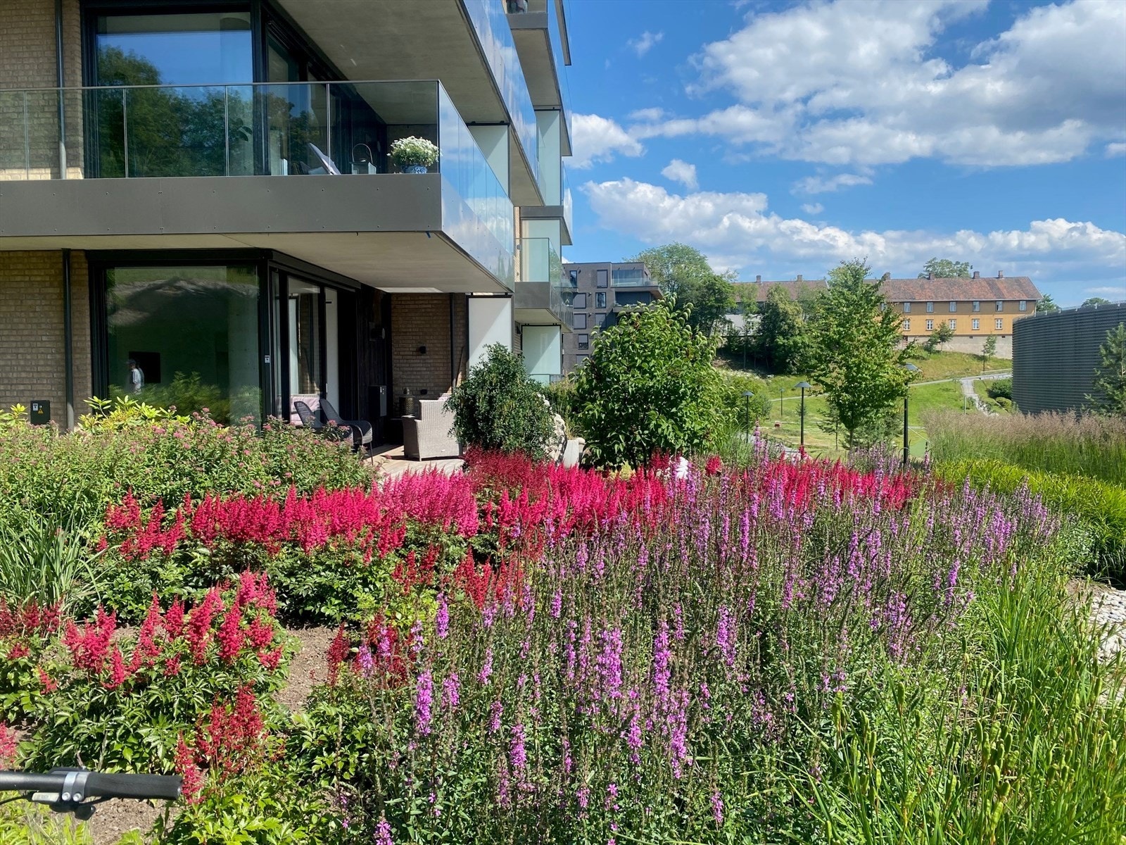 Sommerbilde mot markterrassen tatt av eier Galleribilde