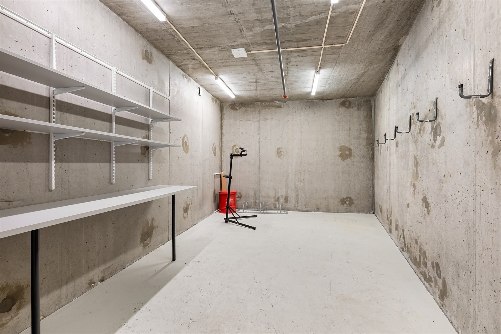Fin felles sykkelbod i kjeller Galleribilde