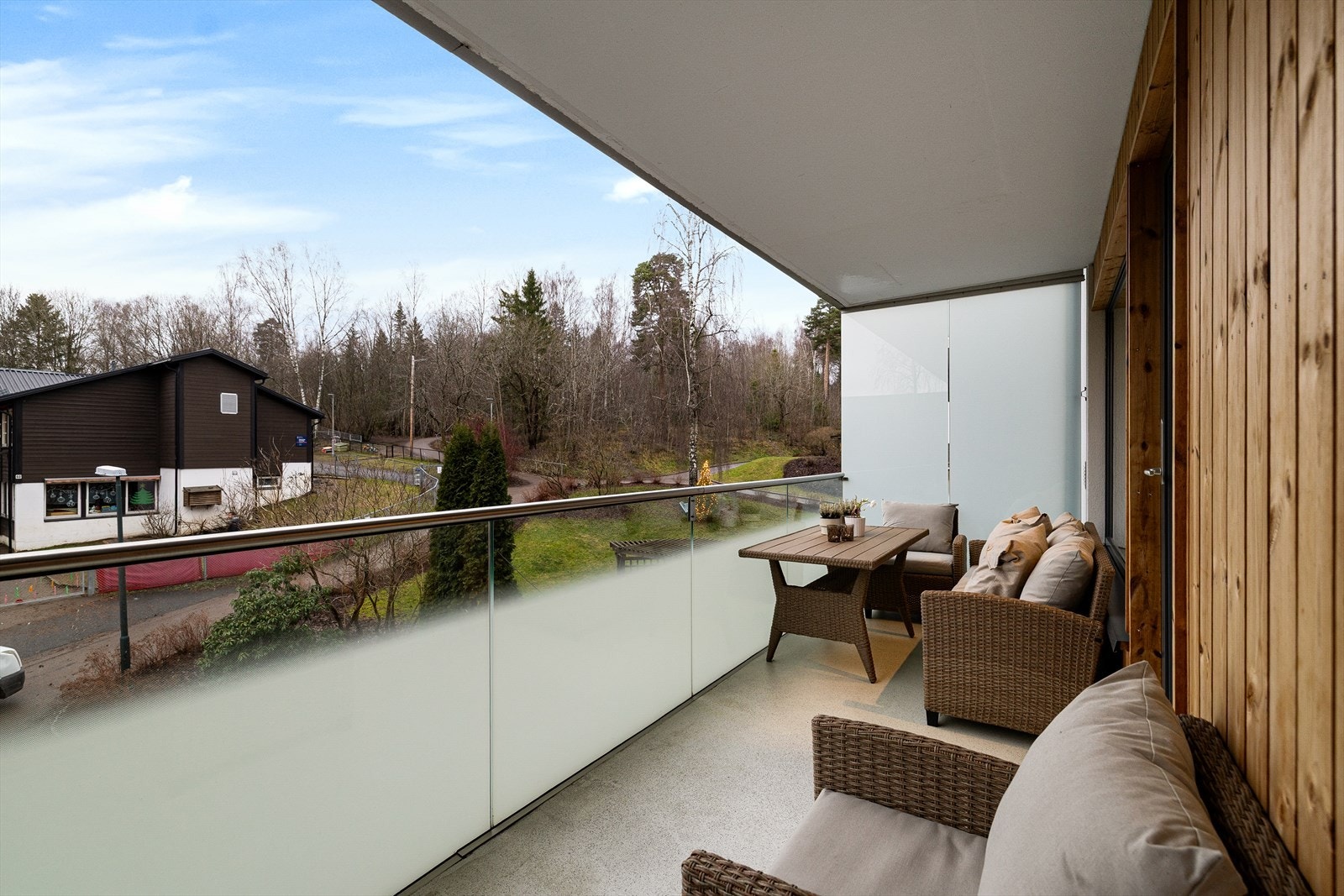 Fra stuen er det utgang til en nordvestvendt balkong på ca. 11 kvm med fin ettermiddags- og kveldssol Galleribilde