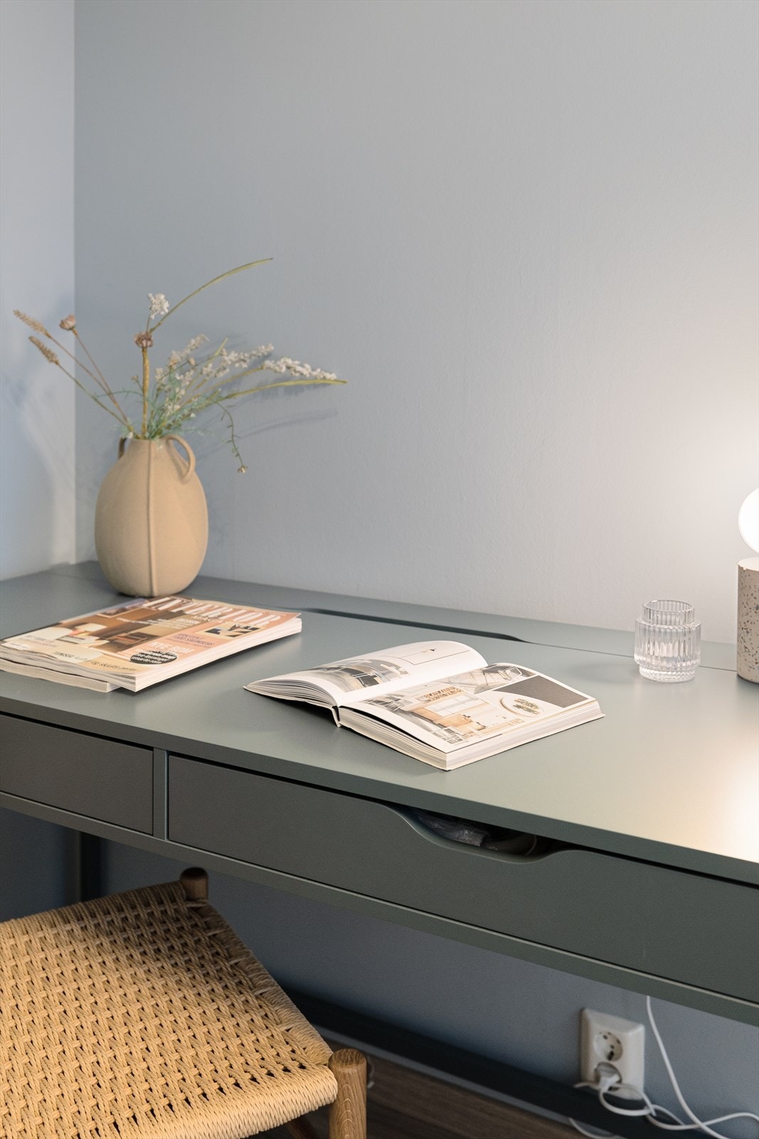 Rommet er romslig og lett å møblere, med naturlig plass til både seng og hjemmekontor Galleribilde