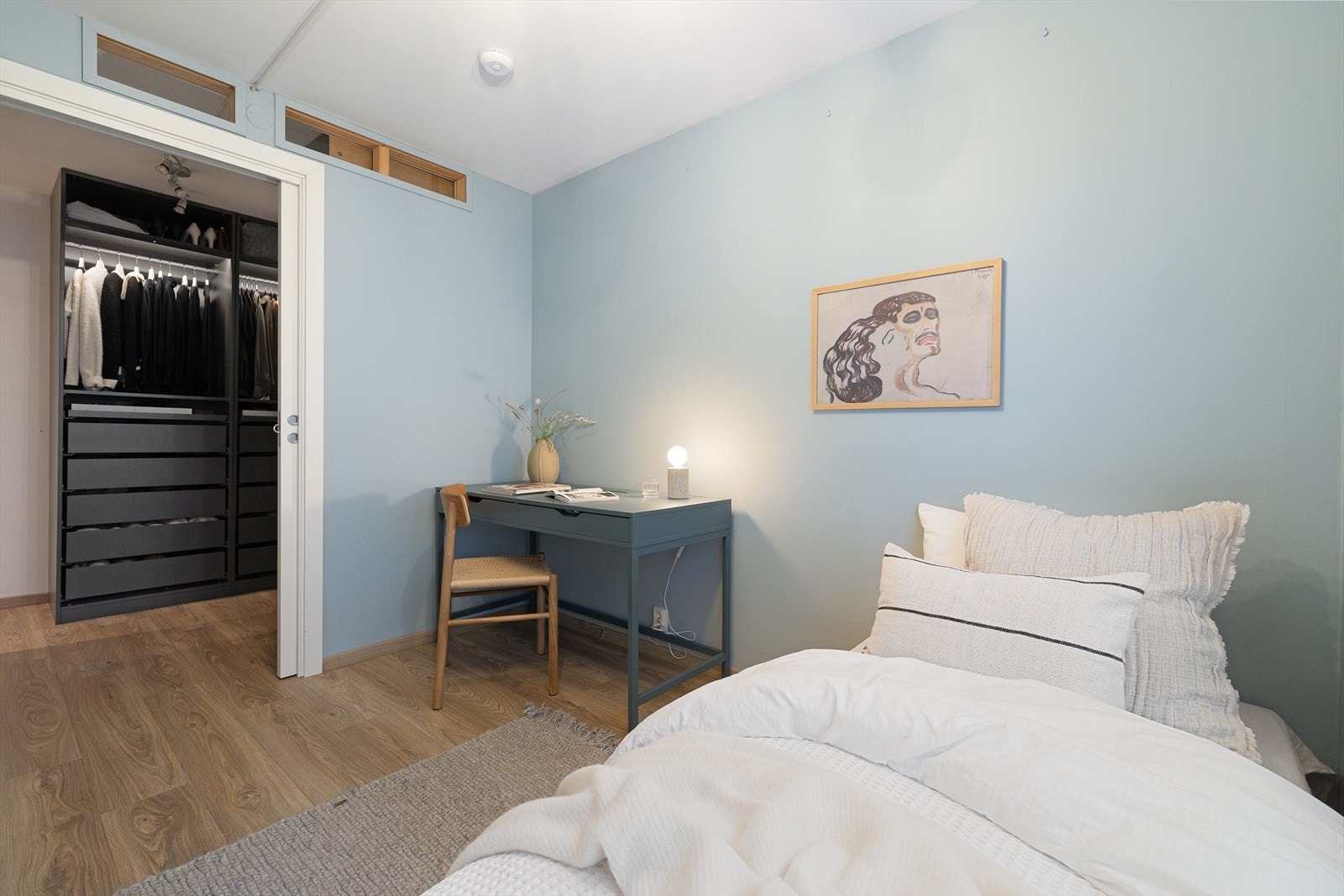 Ett av soverommene har direkte adkomst til eget omkledningsrom Galleribilde