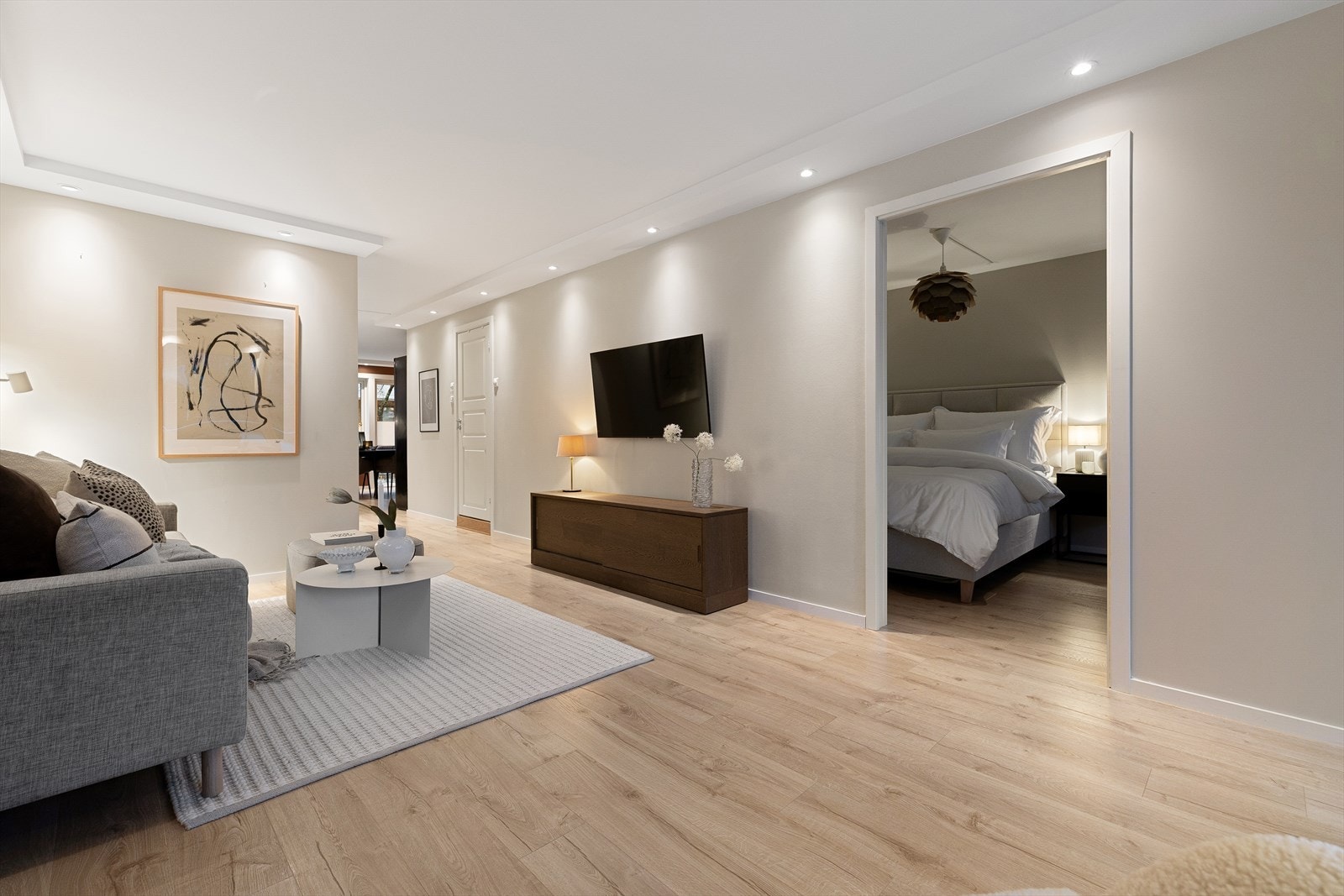 Rommet har god plass til sofagruppe, mediemøbler og oppbevaring, og er skjermet for innsyn Galleribilde