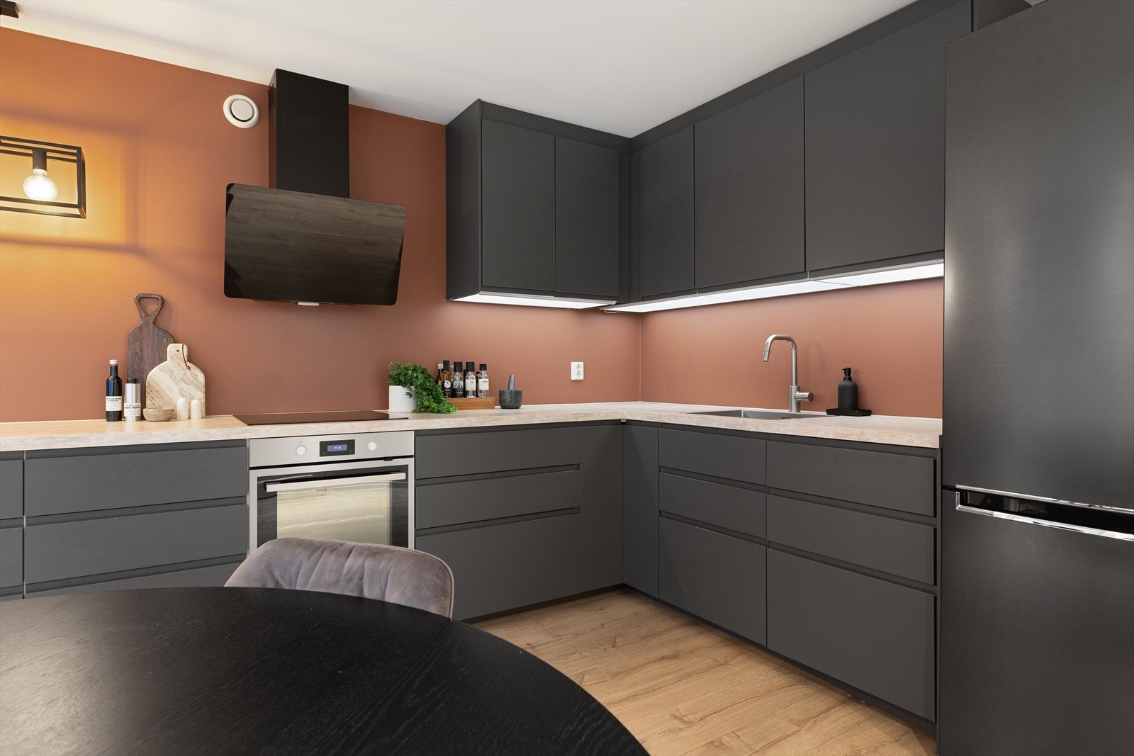 Kjøkkenet er praktisk utformet med store arbeidsflater og gode oppbevaringsmuligheter Galleribilde