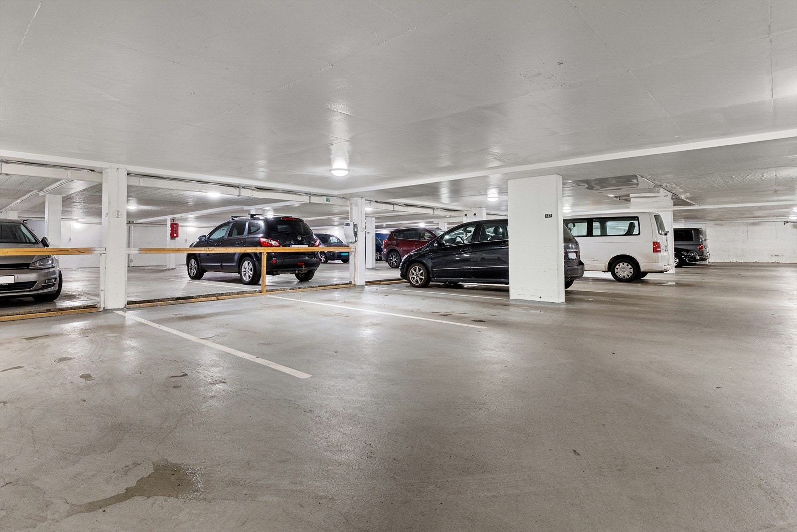 Til leiligheten medfølger garasjeplass med elbillader i felles parkeringsanlegg Galleribilde