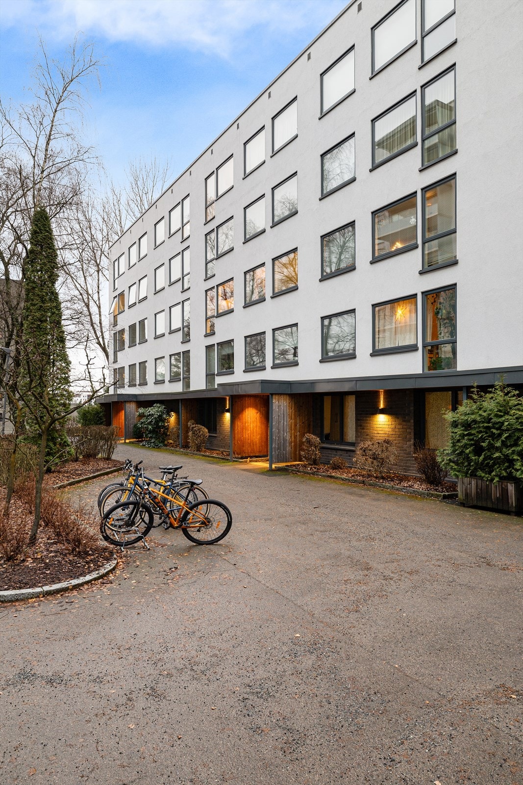 Borettslag har den siste tiden har fått et stort løft med omfattende oppussing av bl.a. inngangspartier, fasader, vinduer og balkonger. Hele området har blitt enda hyggeligere og gjort Setra Borettslag til et svært fint sted å bo! Galleribilde