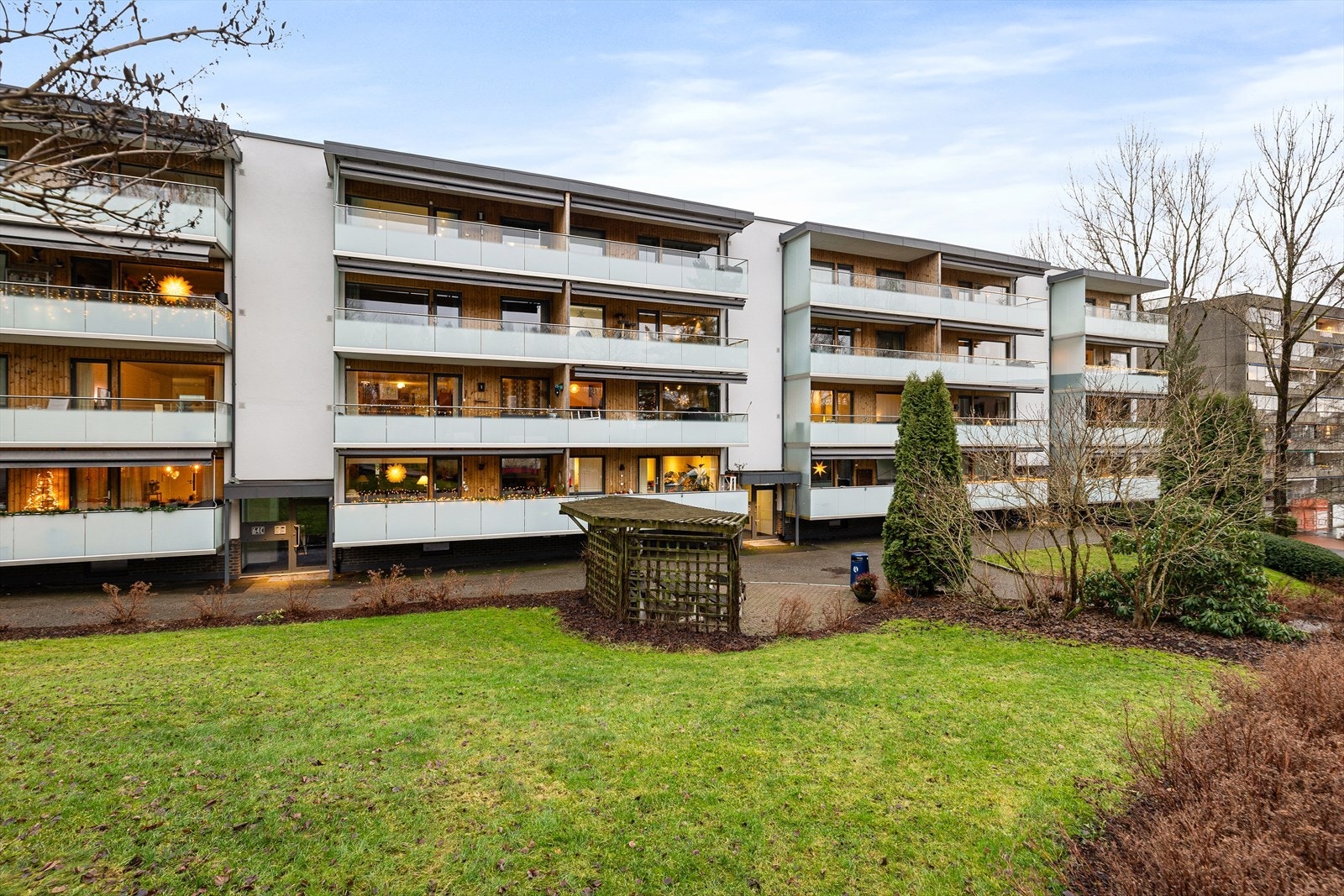 Leiligheten har en meget god internbeliggenhet i borettslaget. Usjenert i 2. etasje, vendt mot grønne omgivelser Galleribilde