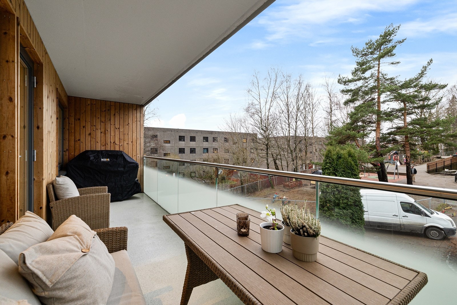 Balkongen er overbygget og romslig, med god plass til utemøbler, grill og beplantning. Meget god internbeliggenhet i borettslaget Galleribilde
